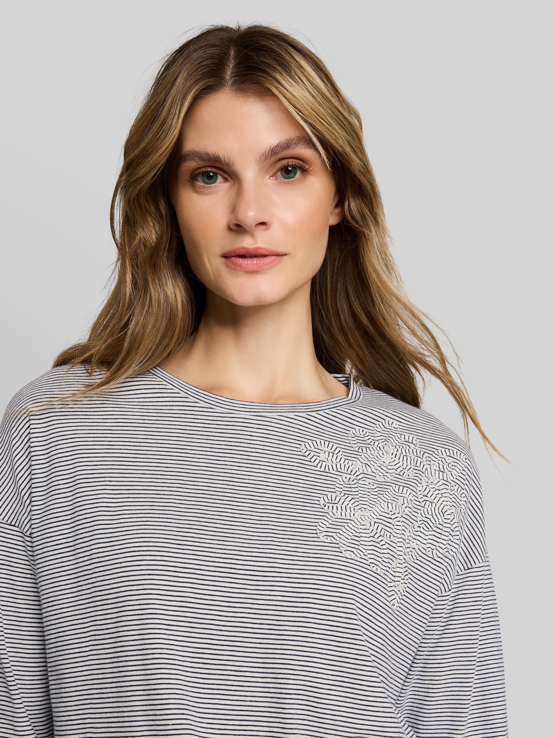 Loose Fit T-Shirt mit Blumen-Applikation - small white navy stripe - Detail-Model-Ansicht