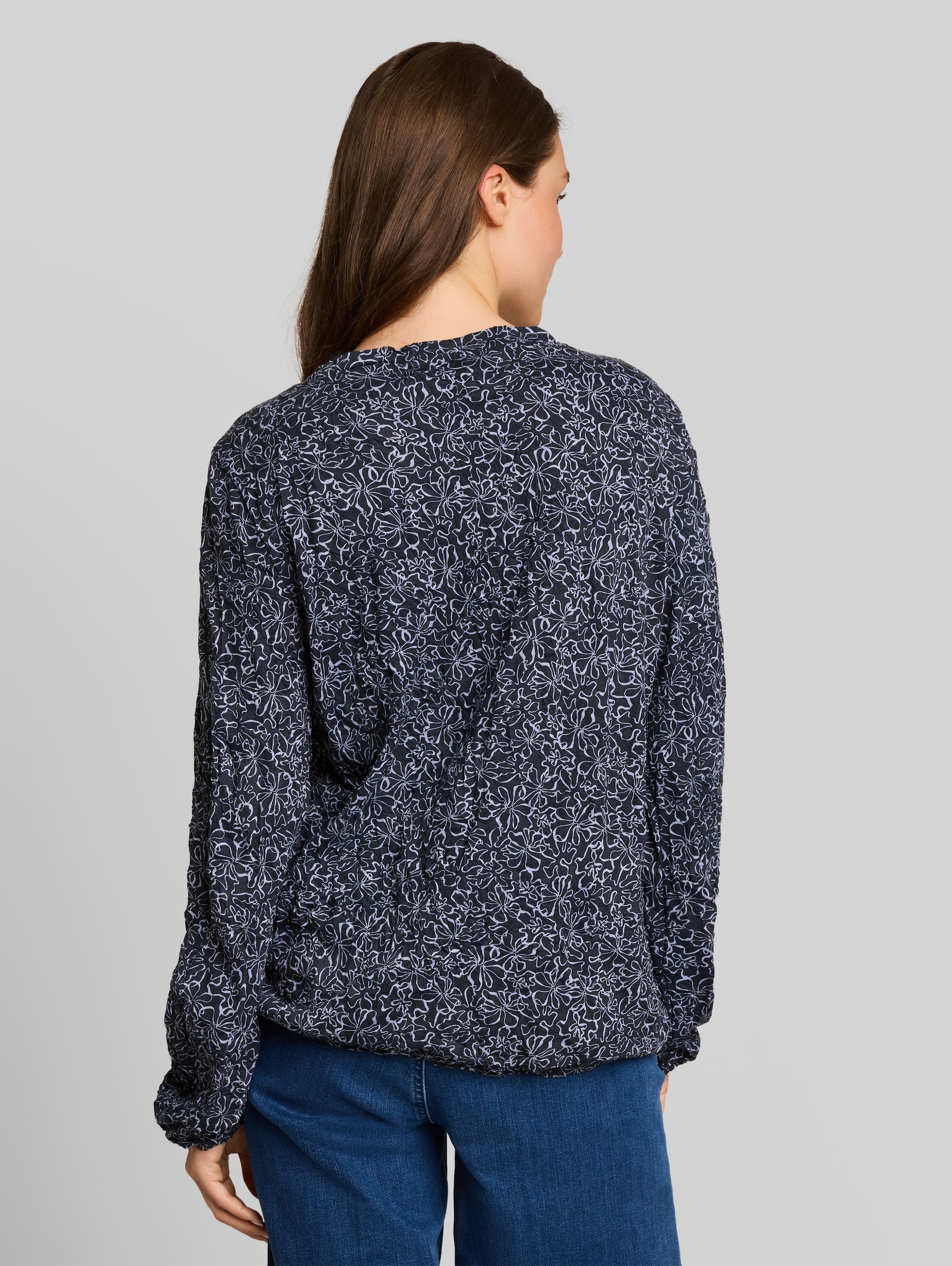 Crinkle Langarmshirt mit Blumenmuster - navy white flower print - Auschnitt Model-Rückansicht