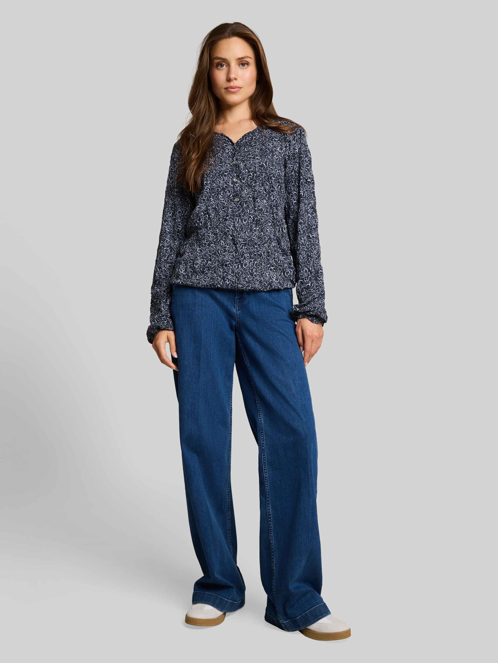 Crinkle Langarmshirt mit Blumenmuster - navy white flower print - Model-Vorderansicht