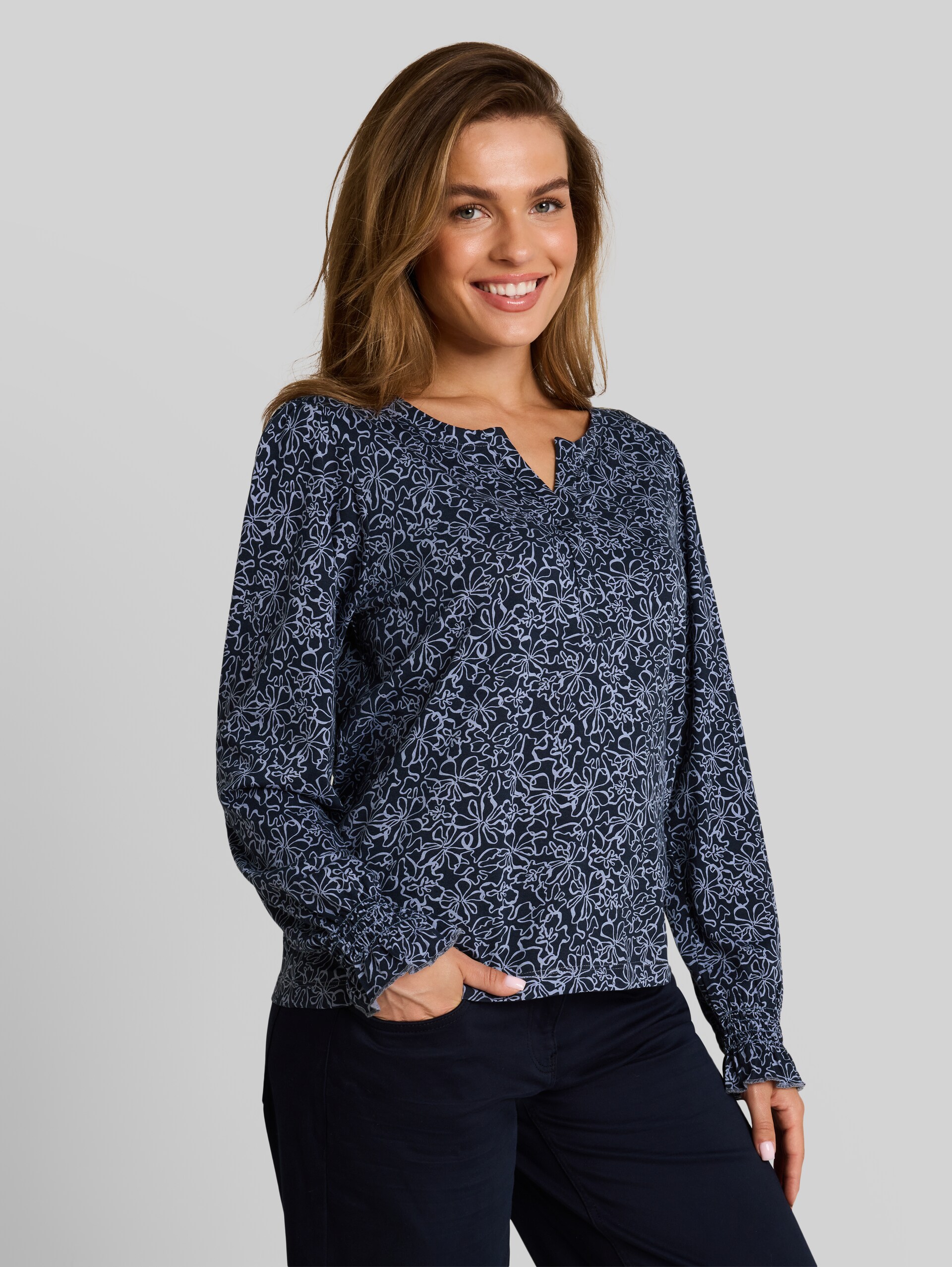 Blusenshirt mit Blumenmuster - navy white flower print - Ausschnitt Model-Vorderansicht