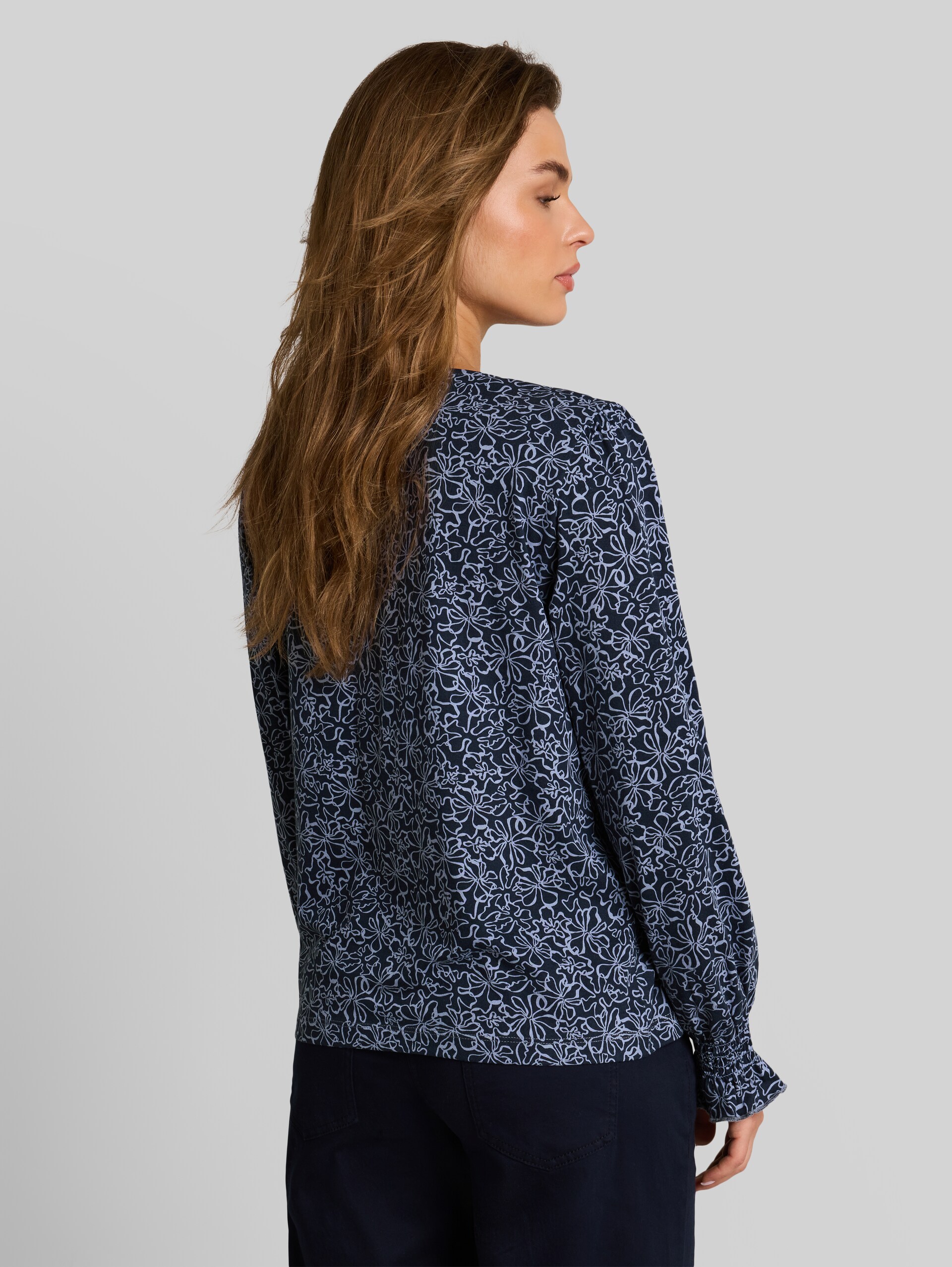 Blusenshirt mit Blumenmuster - navy white flower print - Auschnitt Model-Rückansicht