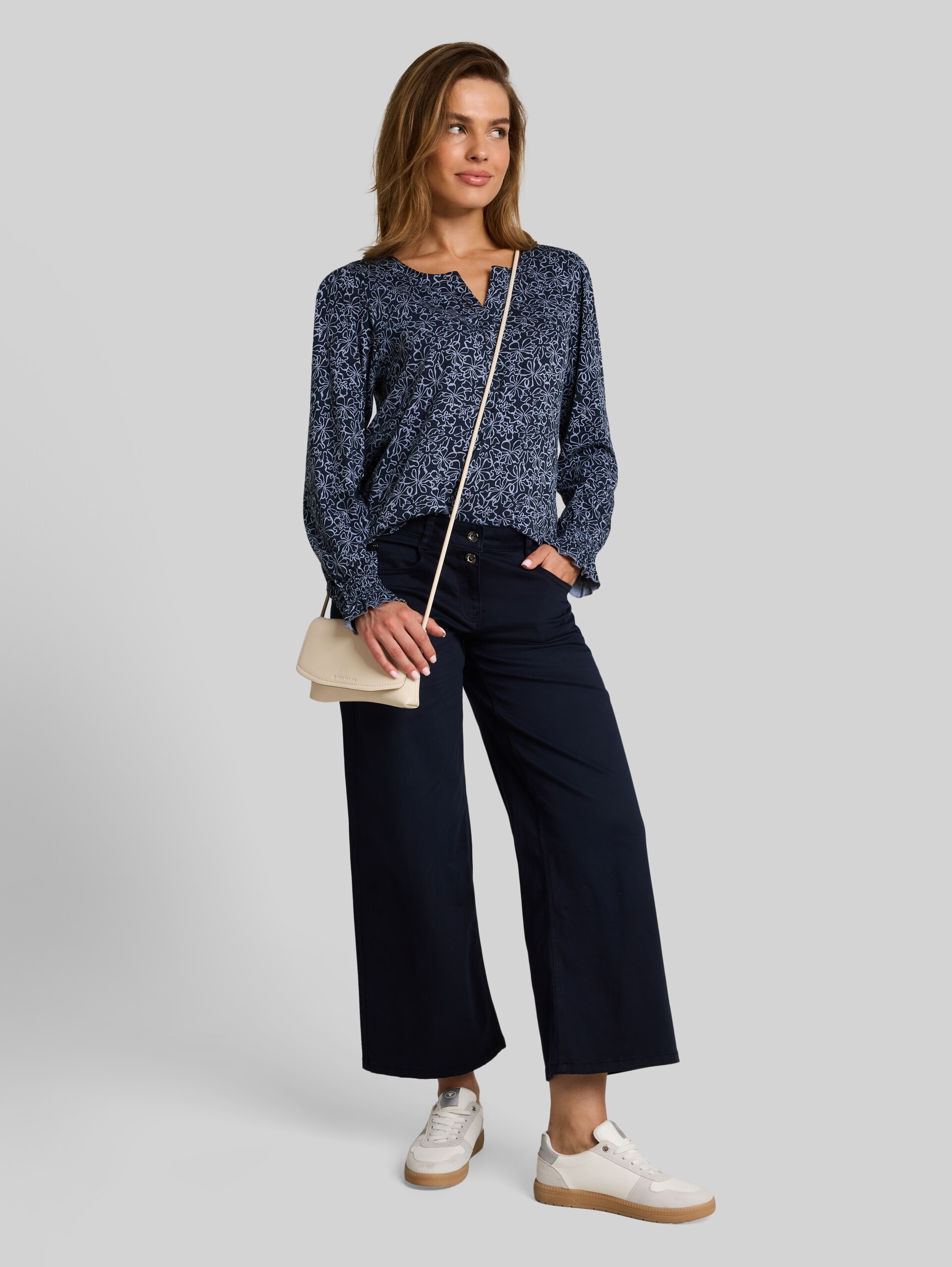 Blusenshirt mit Blumenmuster - navy white flower print - Model-Vorderansicht