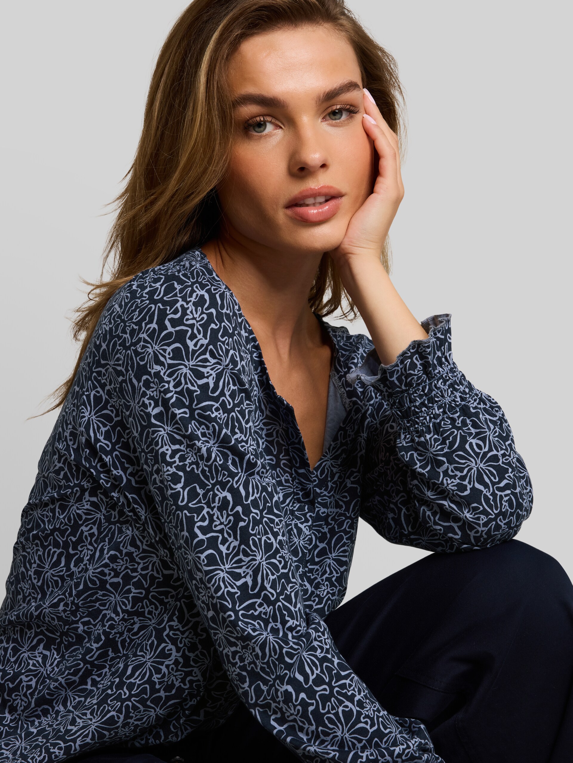 Blusenshirt mit Blumenmuster - navy white flower print - Detail-Model-Ansicht