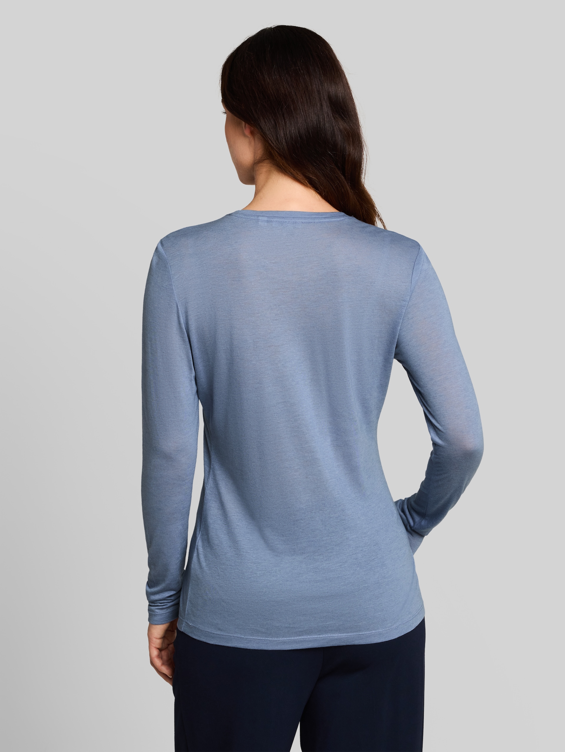 Slim Fit Langarmshirt mit Wollanteil - fern blue melange - Auschnitt Model-Rückansicht
