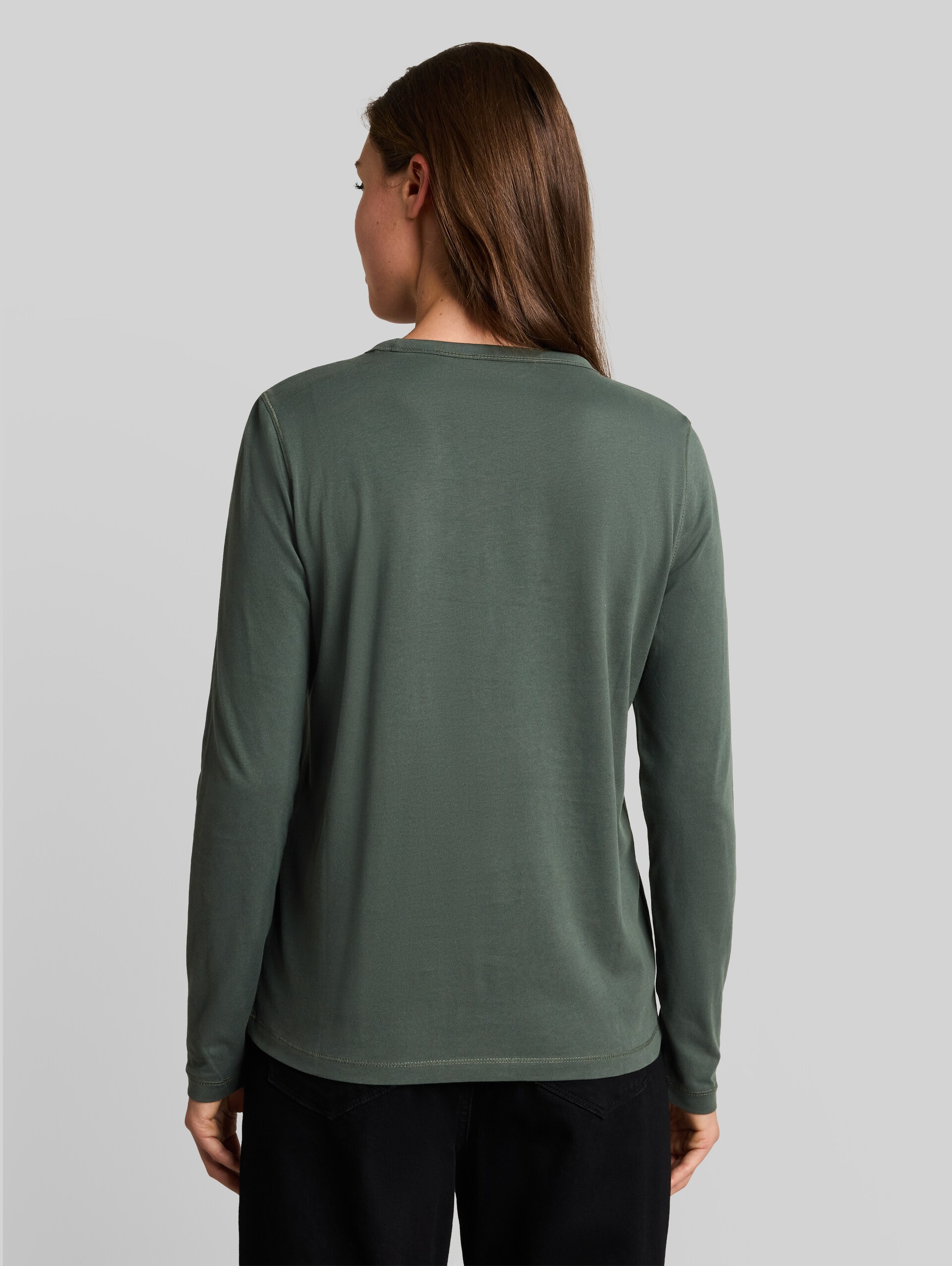 Slim Fit Langarmshirt mit Print - Darkest Olive - Auschnitt Model-Rückansicht