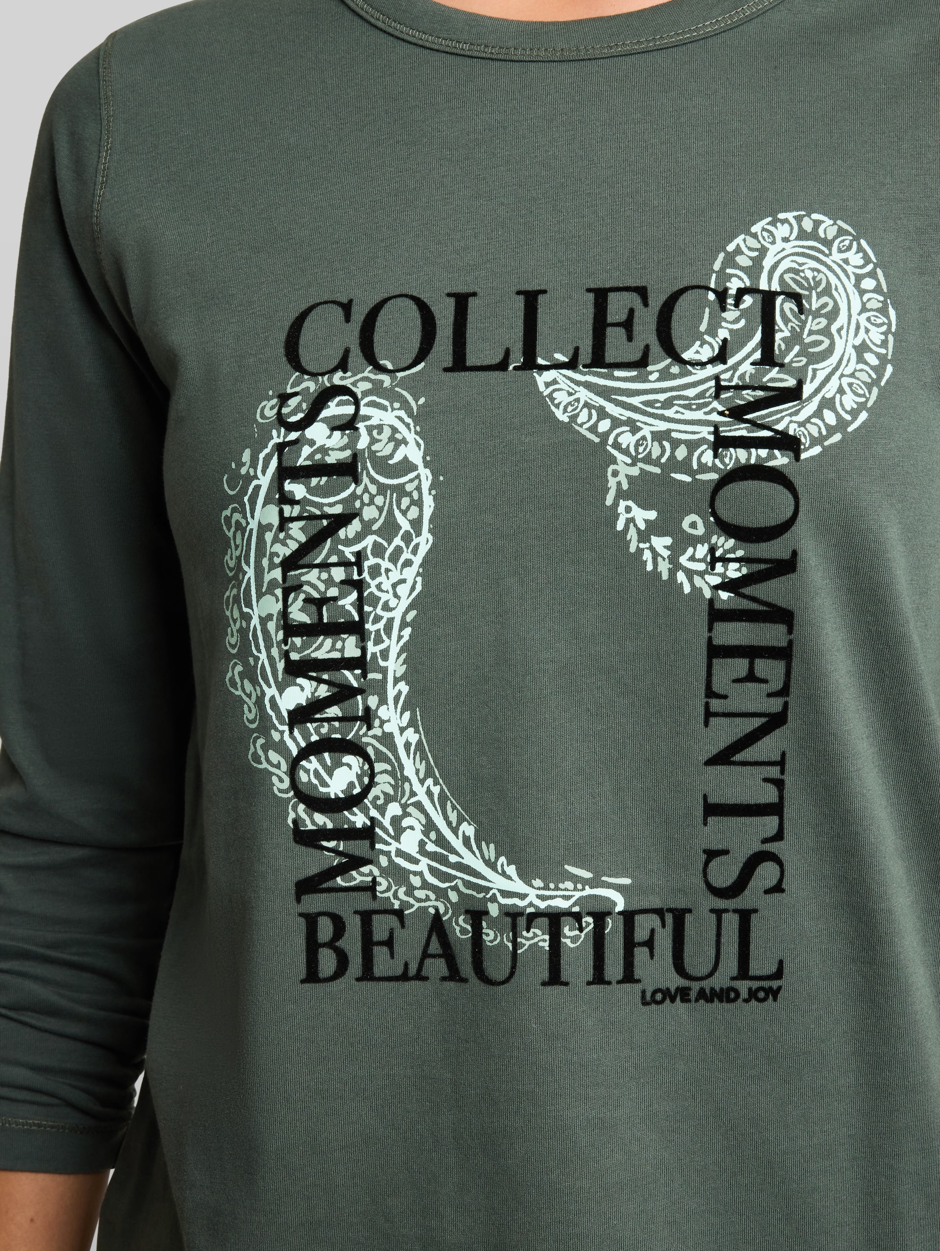Slim Fit Langarmshirt mit Print - Darkest Olive - Detail-Model-Ansicht