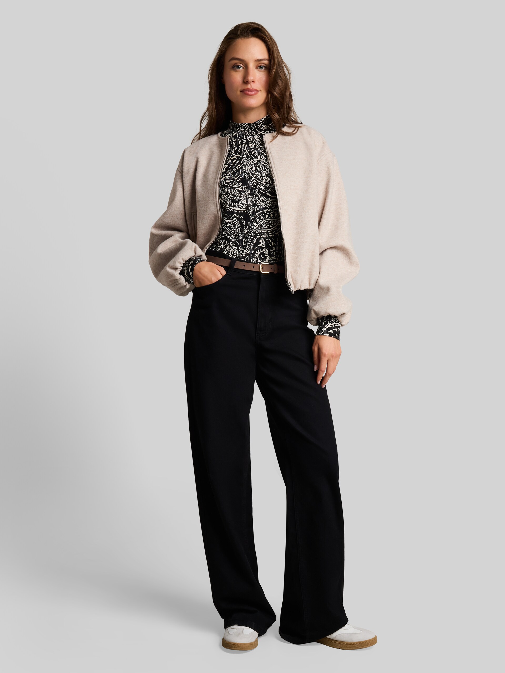 Slim fit shirt met lange mouwen en opstaande kraag - black paisley - Model vooraanzicht