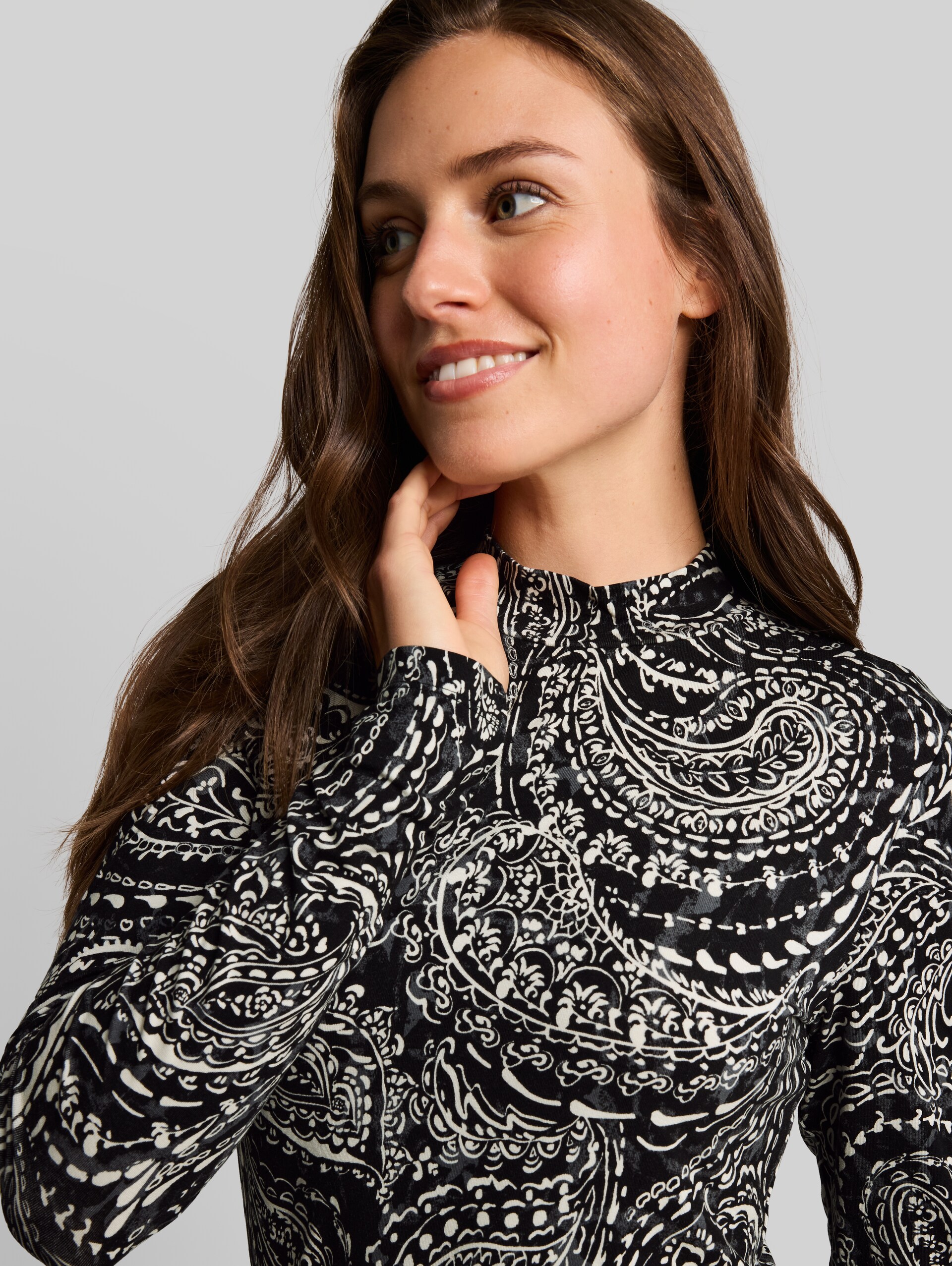 Slim fit shirt met lange mouwen en opstaande kraag - black paisley - Detailaanzicht model