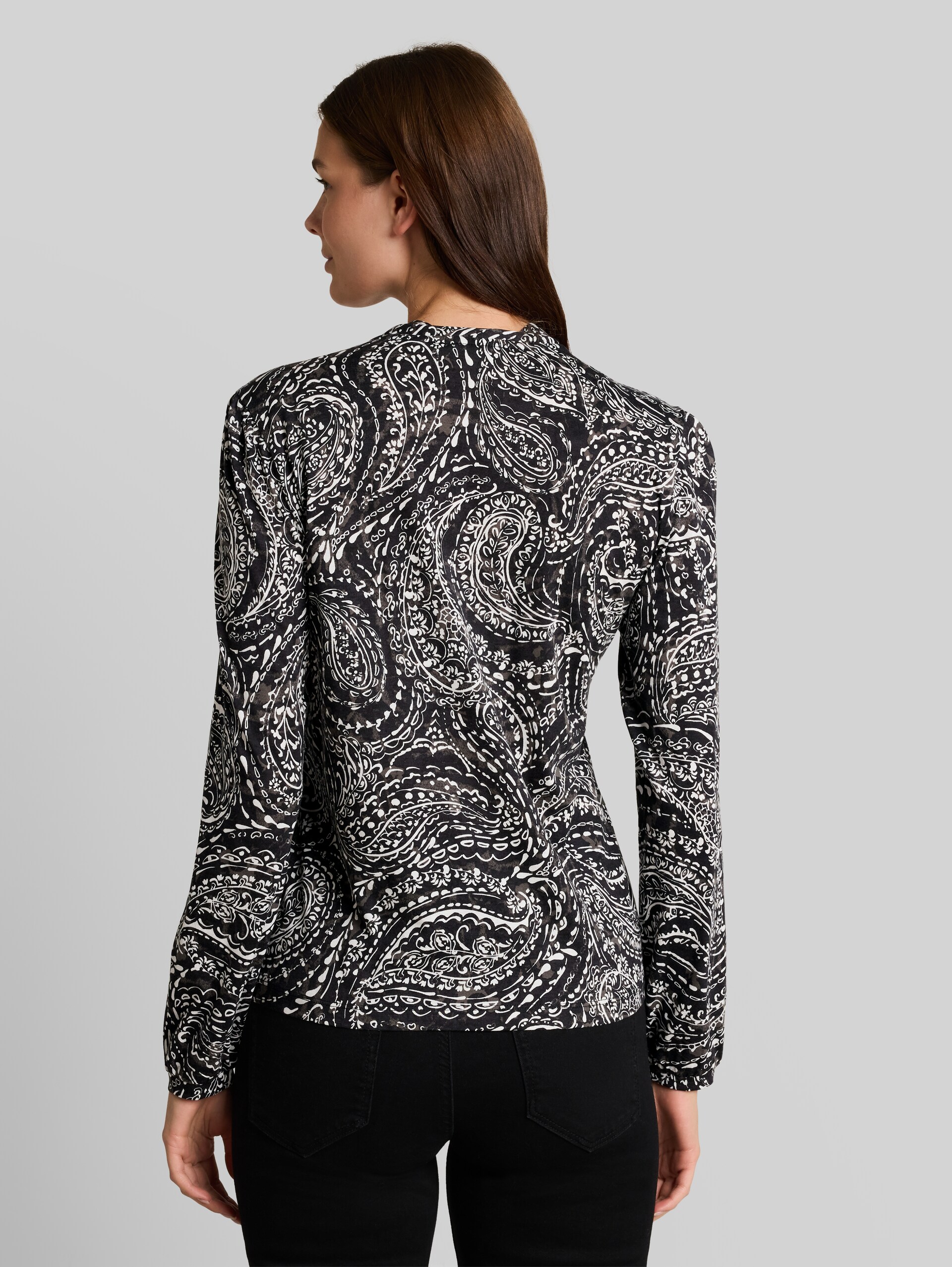 Blusenshirt mit Paisley-Muster - black paisley - Auschnitt Model-Rückansicht