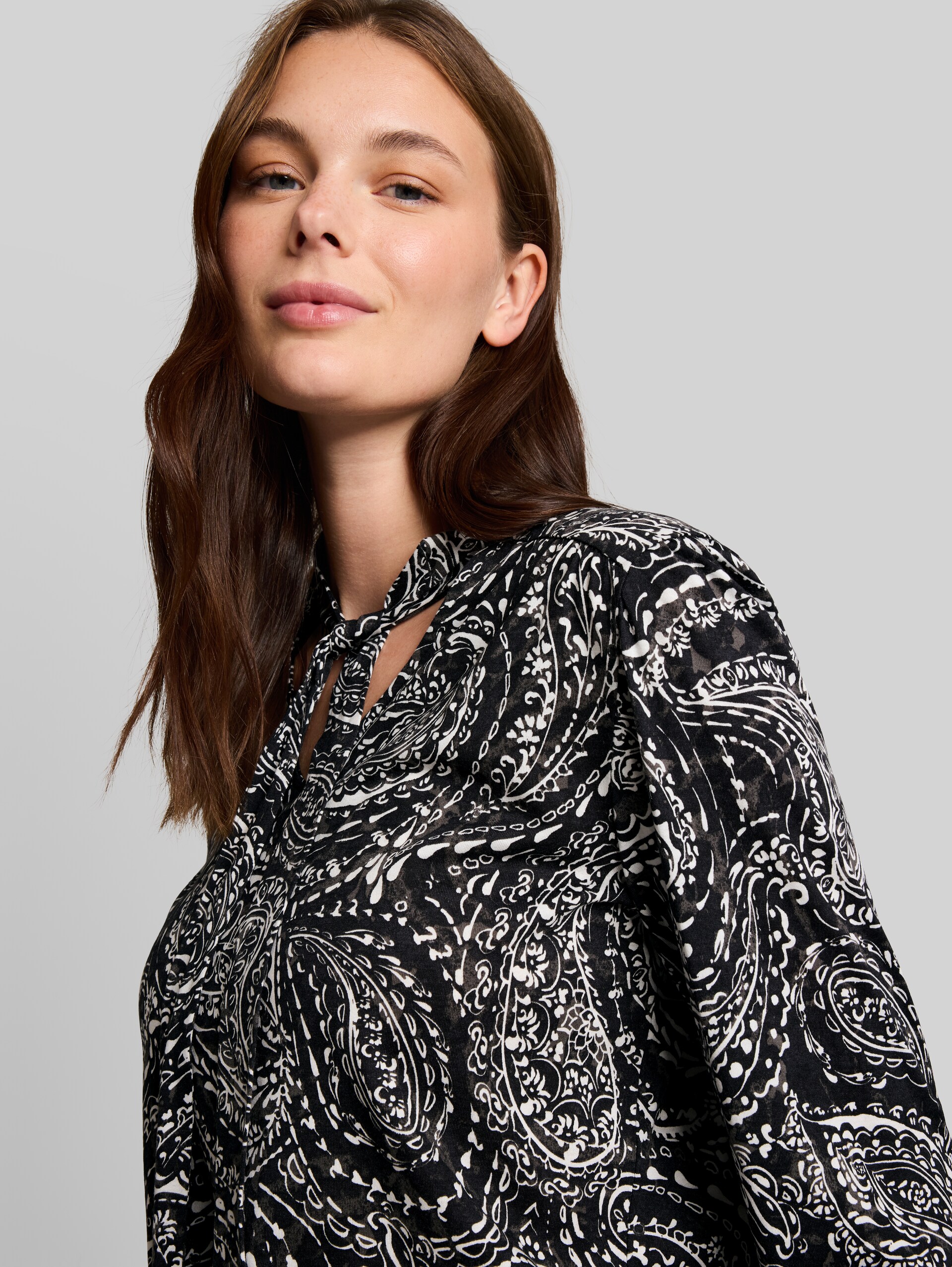 Blusenshirt mit Paisley-Muster - black paisley - Detail-Model-Ansicht