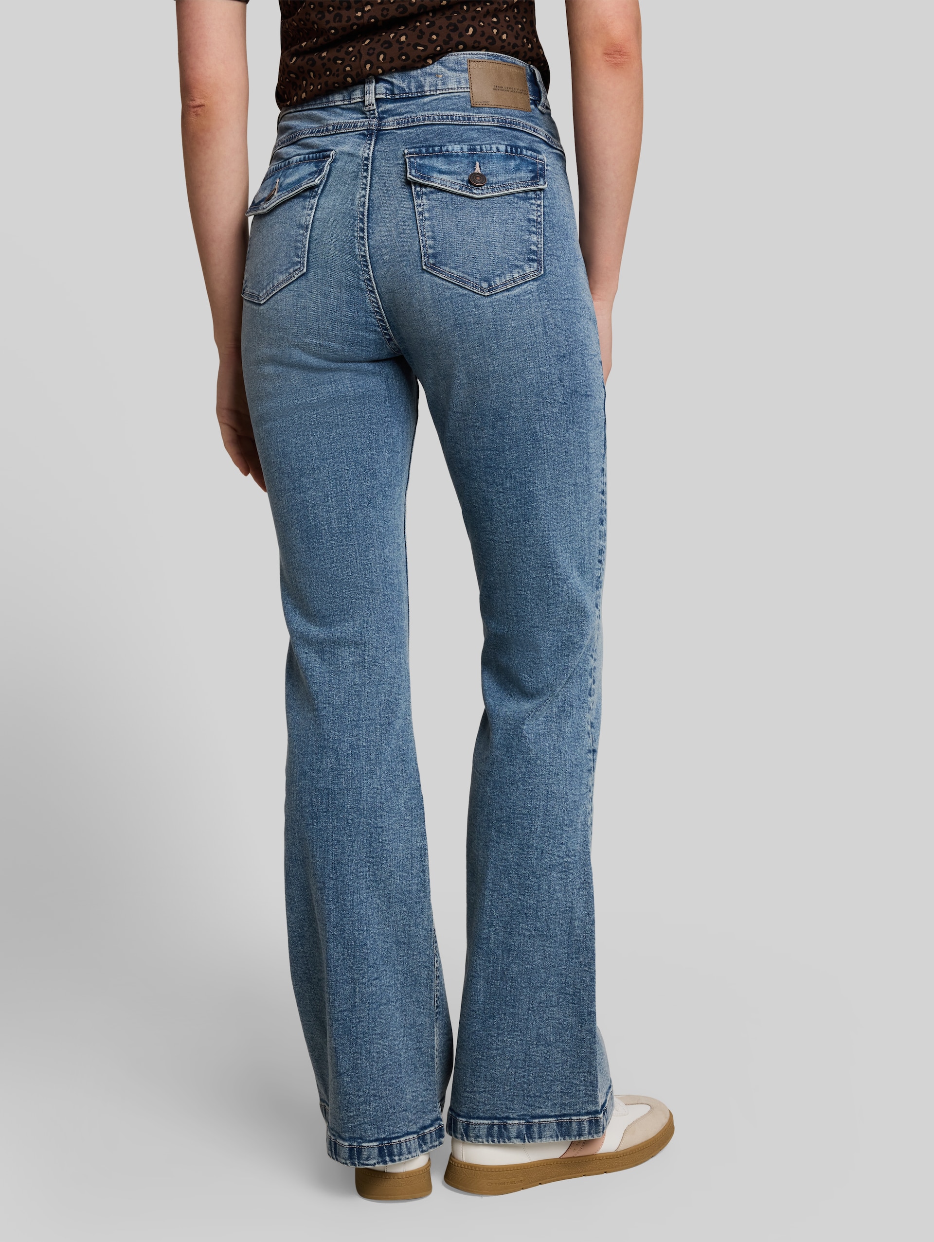 TTAVA FLARED Jeans im Vintage-Look - vintage used dark stone blue - Auschnitt Model-Rückansicht