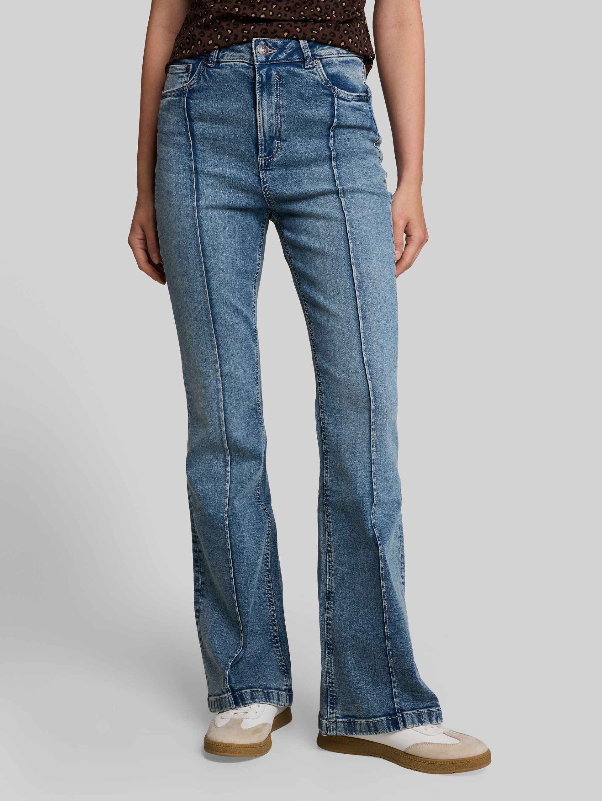 TTAVA FLARED Jeans im Vintage-Look - vintage used dark stone blue - Ausschnitt Model-Vorderansicht