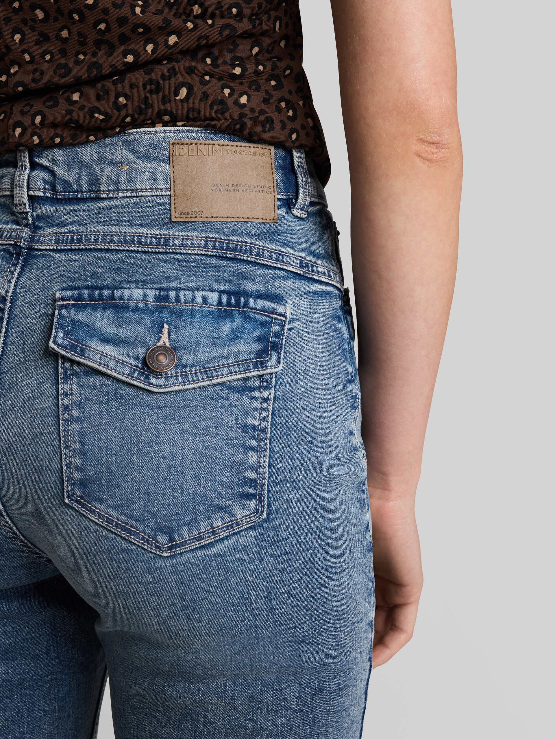 TTAVA FLARED Jeans im Vintage-Look - vintage used dark stone blue - Detail-Model-Ansicht