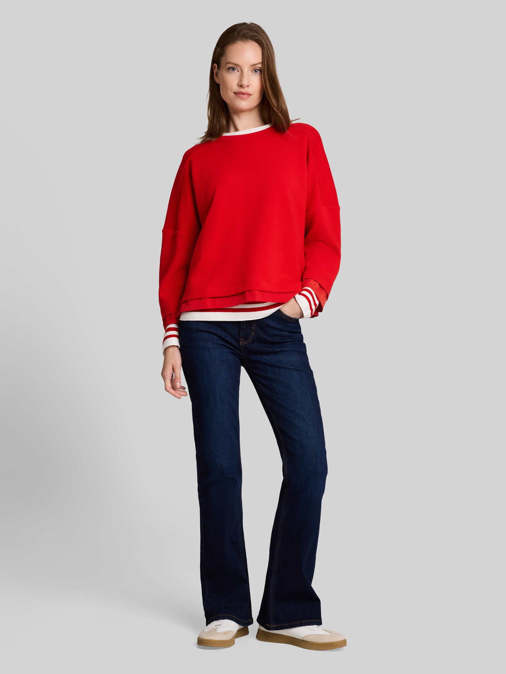 Loose Fit Sweatshirt mit 7/8-Arm - soft scarlet red - Model-Vorderansicht