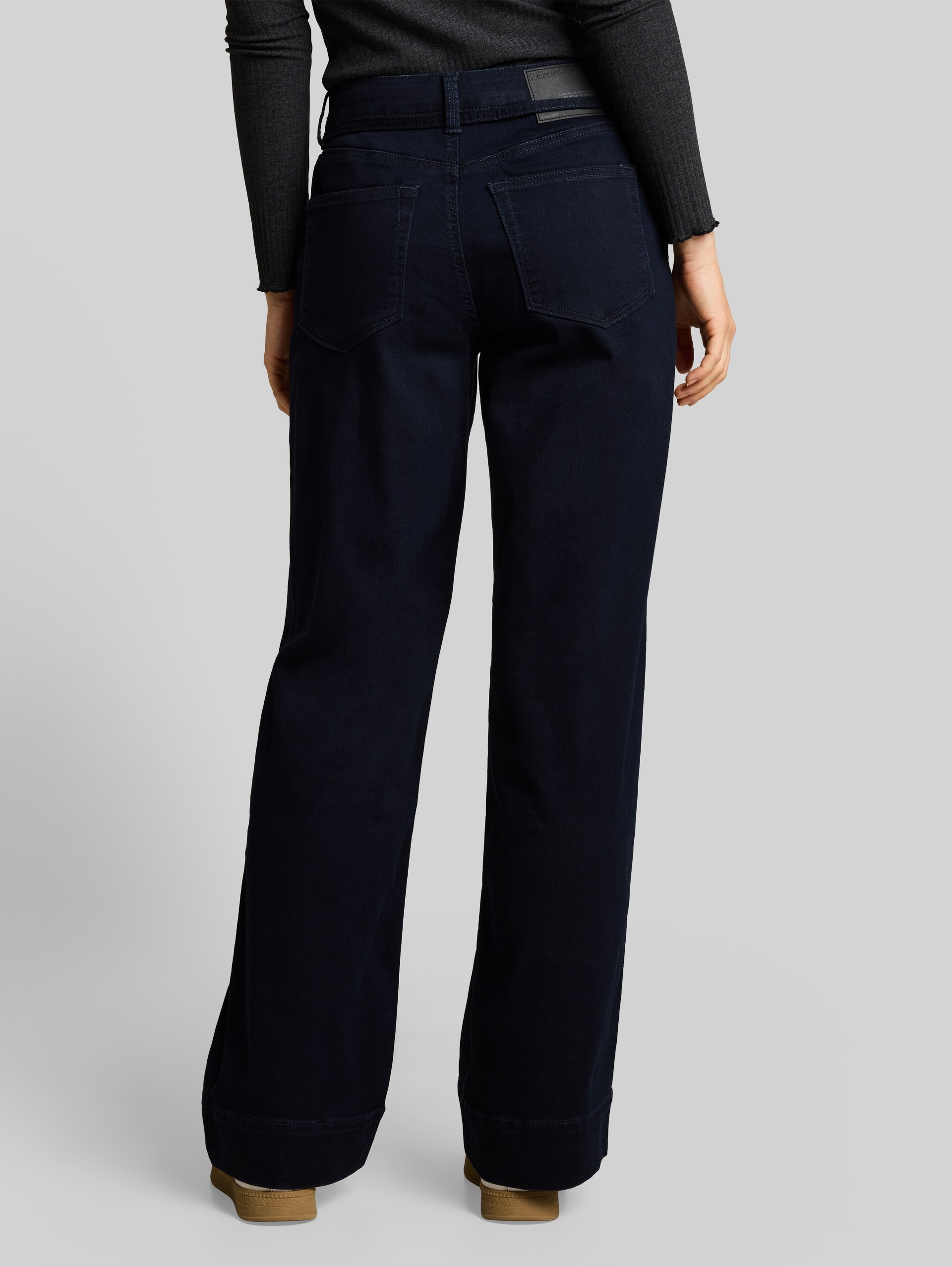 TTEMILY WIDE Jeans mit Bindegürtel - Clean blue black denim - Auschnitt Model-Rückansicht