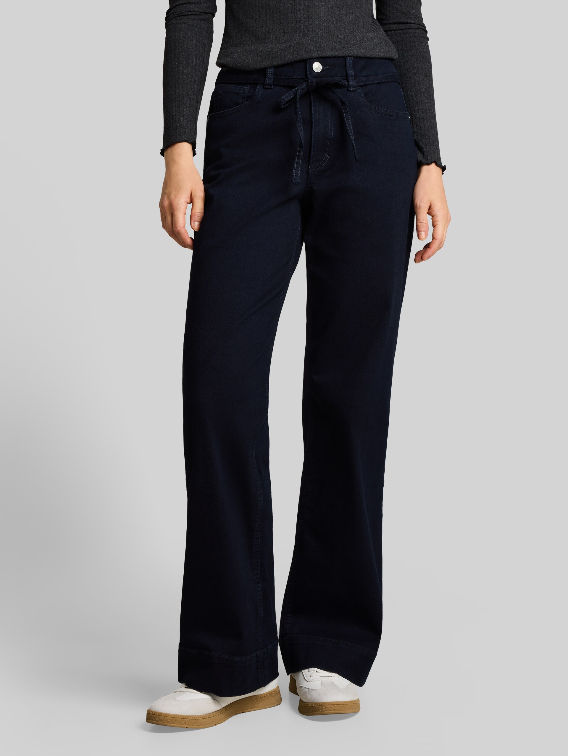 TTEMILY WIDE Jeans mit Bindegürtel - Clean blue black denim - Ausschnitt Model-Vorderansicht
