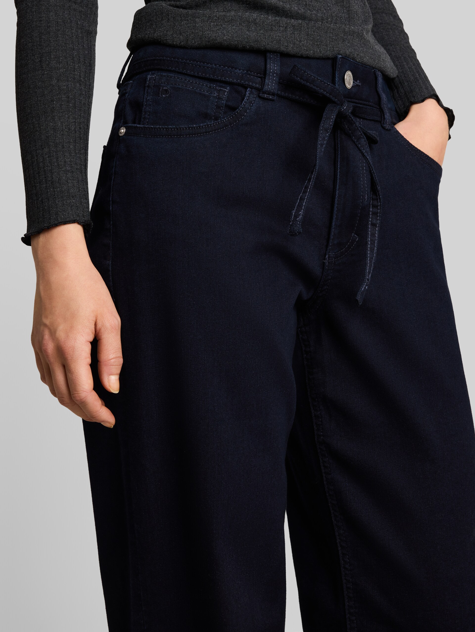 TTEMILY WIDE Jeans mit Bindegürtel - Clean blue black denim - Detail-Model-Ansicht