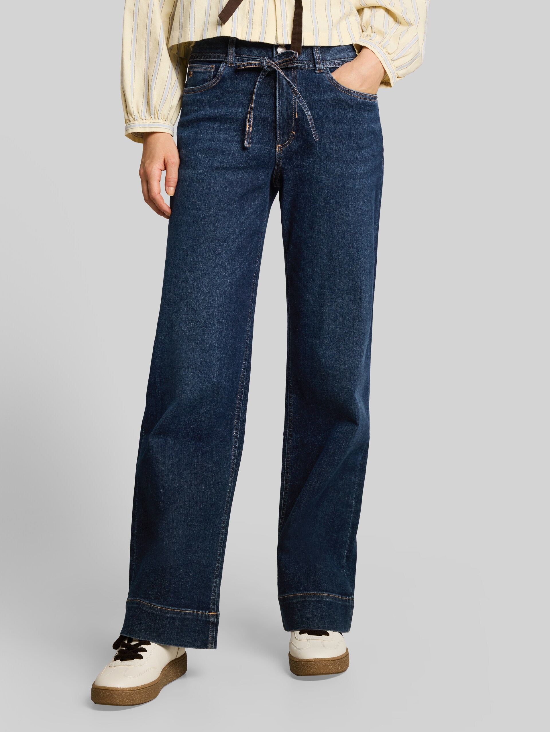 TTEMILY WIDE jeans with tie belt - Used Dark Stone Blue Denim - Neckline model front view