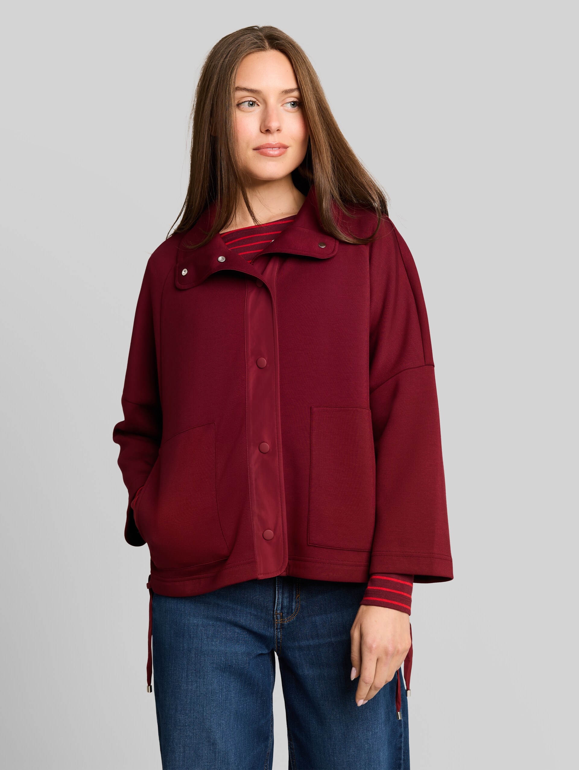 Boxy Fit Scuba Sweatjacke mit Taschen - Preppy Plum - Ausschnitt Model-Vorderansicht