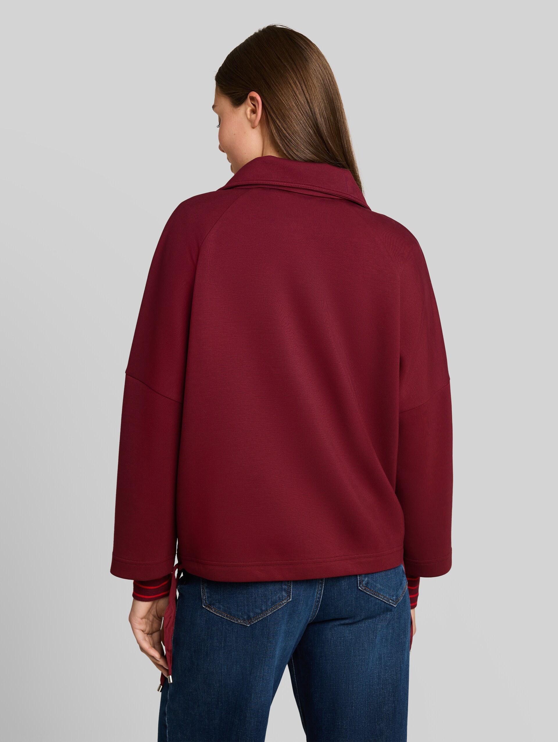 Boxy Fit Scuba Sweatjacke mit Taschen - Preppy Plum - Auschnitt Model-Rückansicht