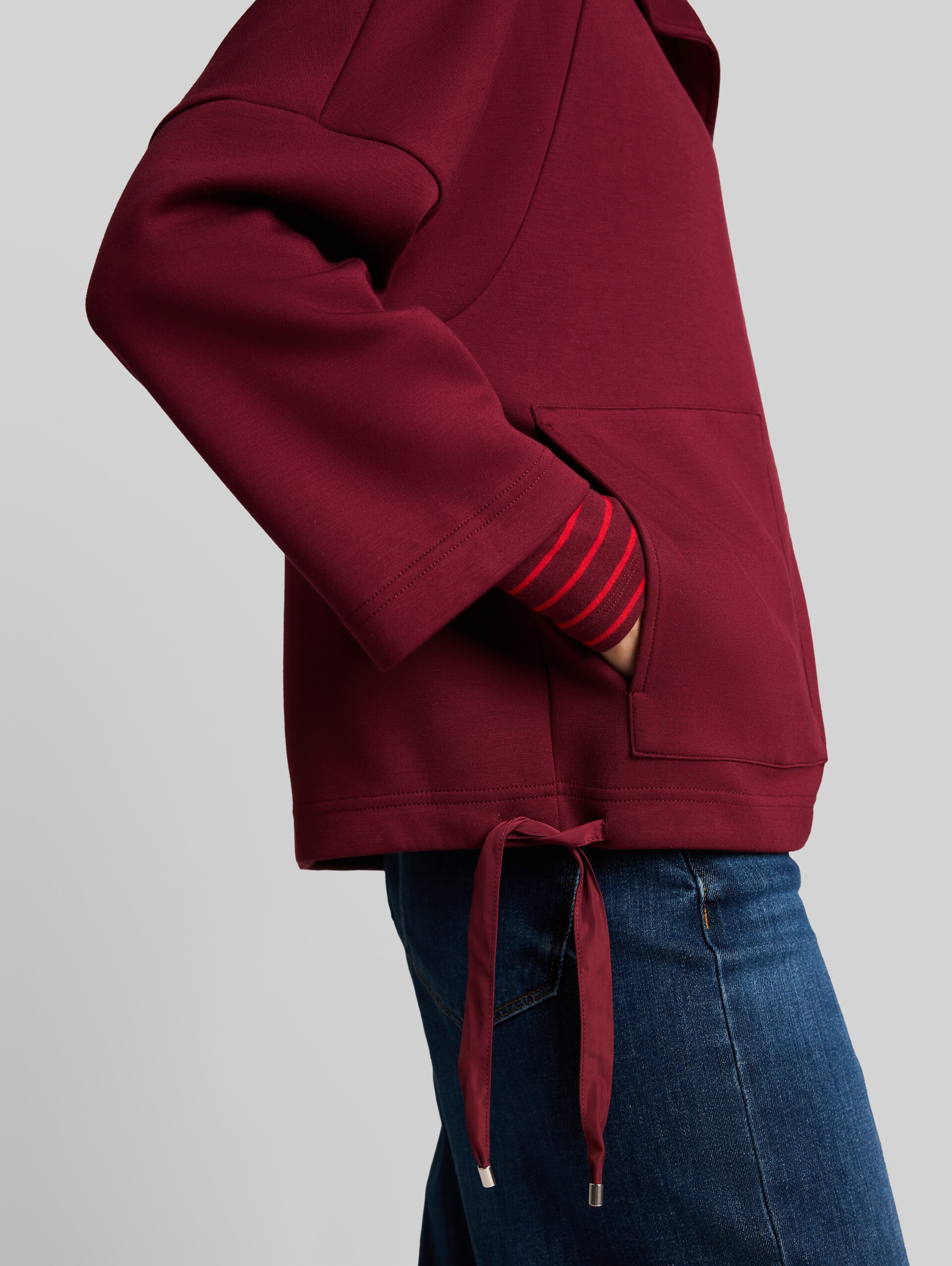 Boxy Fit Scuba Sweatjacke mit Taschen - Preppy Plum - Detail-Model-Ansicht