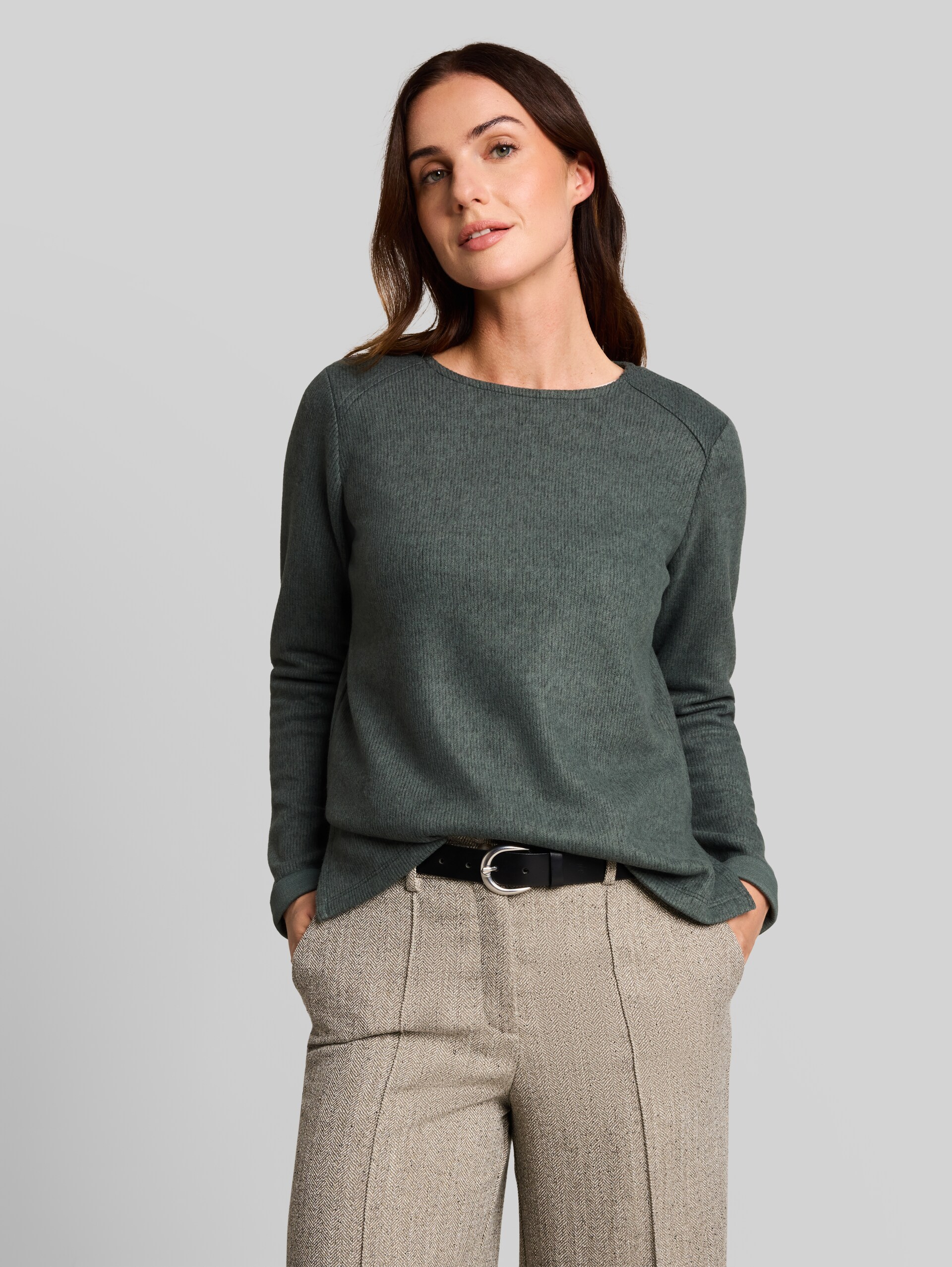 Cosy Sweatshirt mit Melange-Optik - dark olive melange - Ausschnitt Model-Vorderansicht
