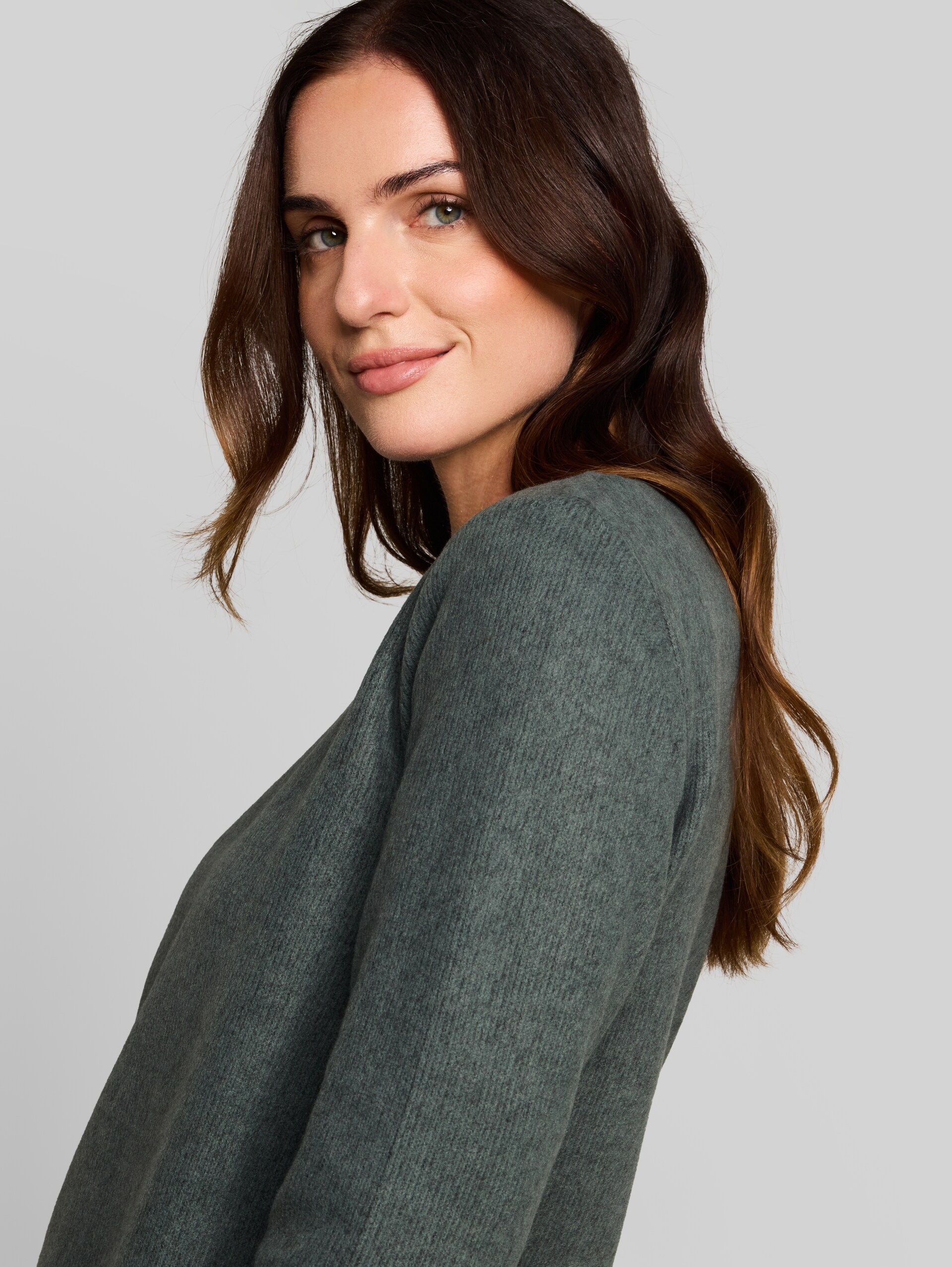 Cosy Sweatshirt mit Melange-Optik - dark olive melange - Detail-Model-Ansicht
