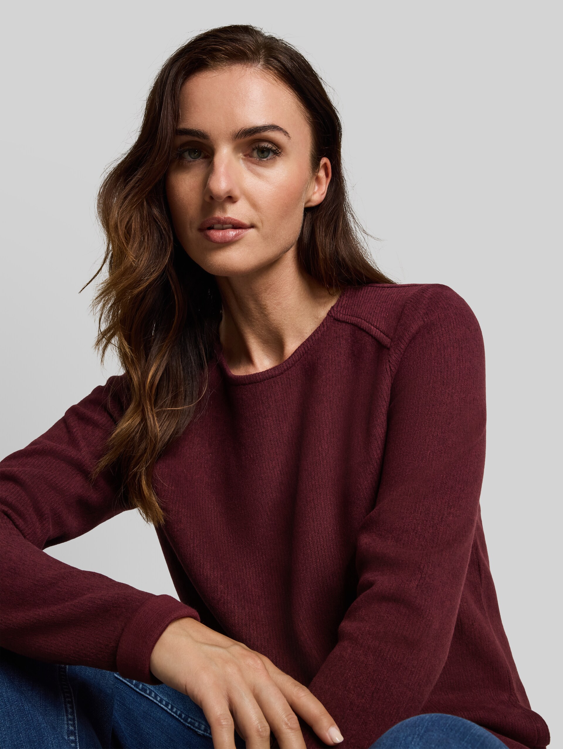 Gezellig sweatshirt met gemêleerde look - dark preppy plum melange - Detailaanzicht model