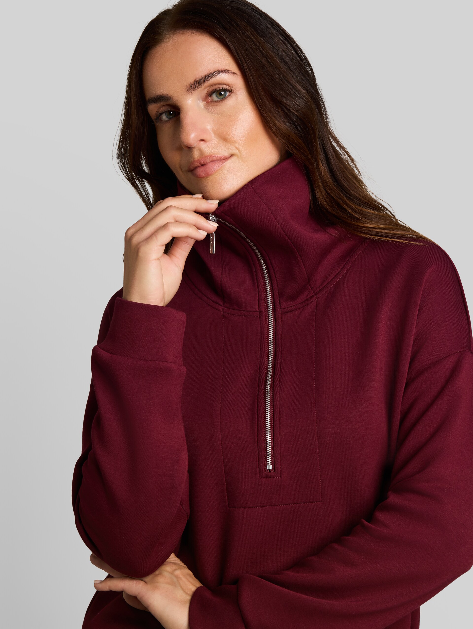 Sweat à col roulé en scuba - Preppy Plum - Vue détaillée du modèle