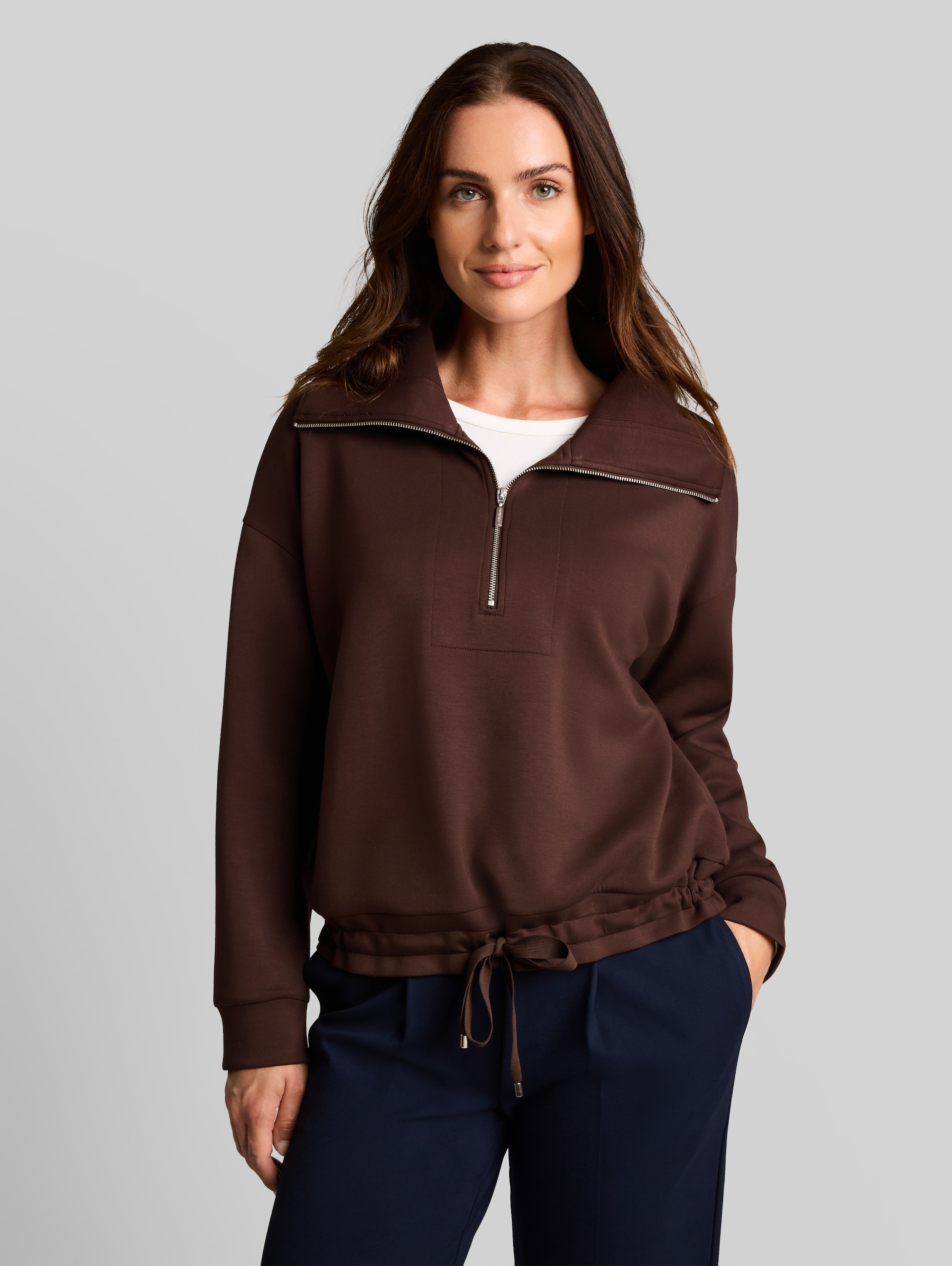 Troyer Sweatshirt aus Scuba - java dark brown - Ausschnitt Model-Vorderansicht