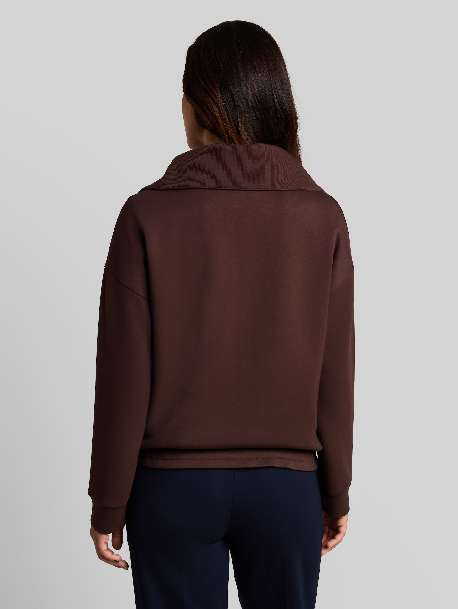 Troyer Sweatshirt aus Scuba - java dark brown - Auschnitt Model-Rückansicht