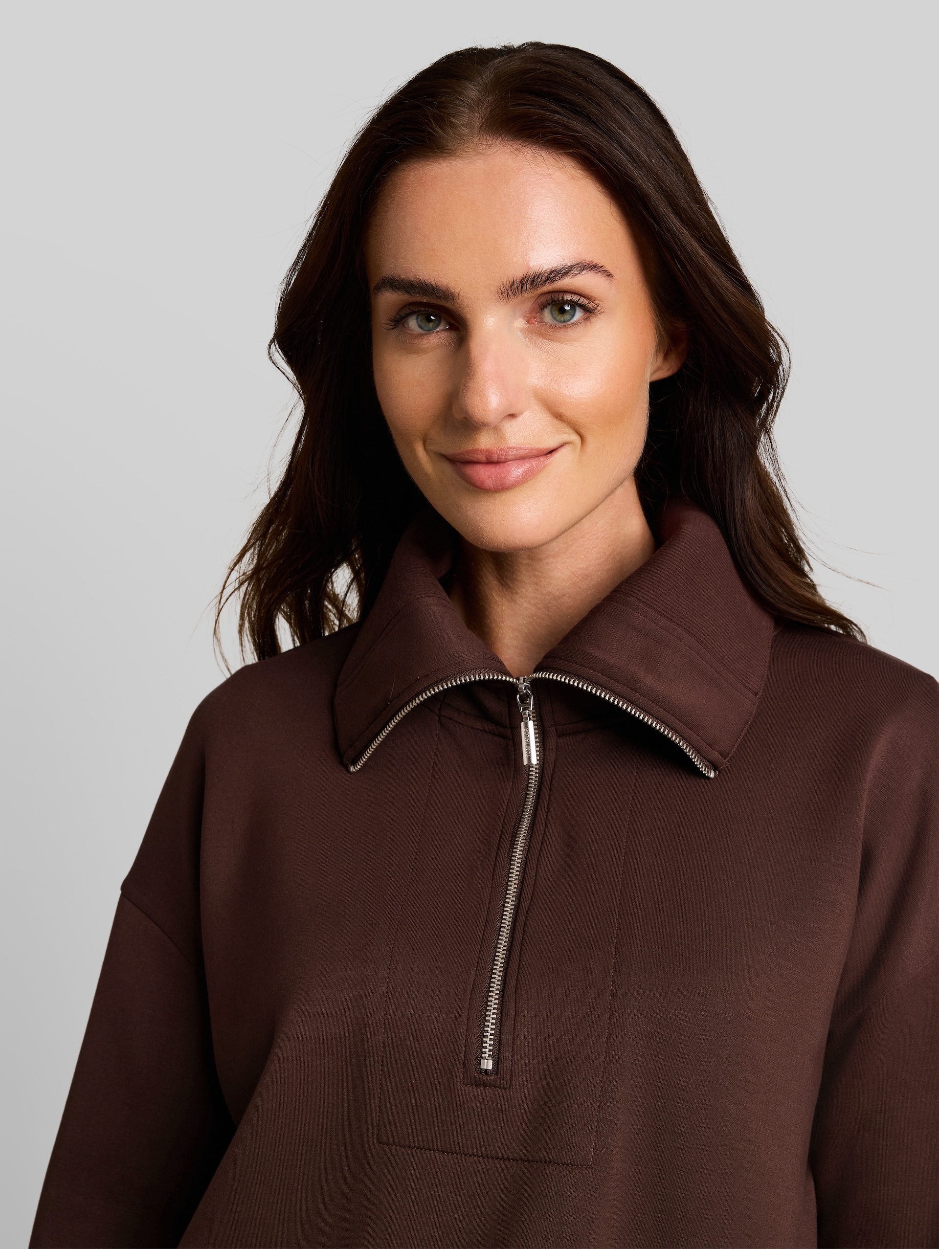 Troyer Sweatshirt aus Scuba - java dark brown - Detail-Model-Ansicht
