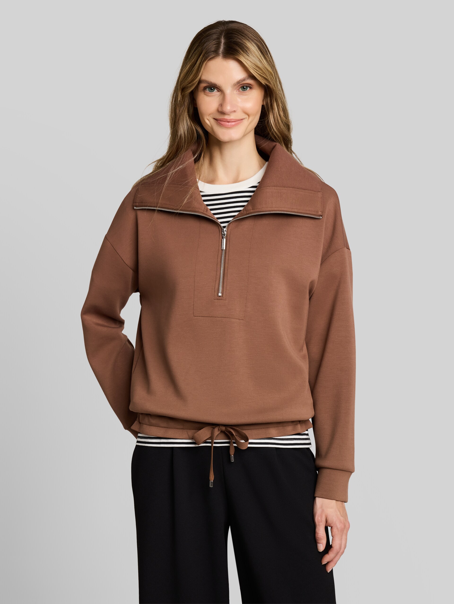 Troyer Sweatshirt aus Scuba - camel - Ausschnitt Model-Vorderansicht