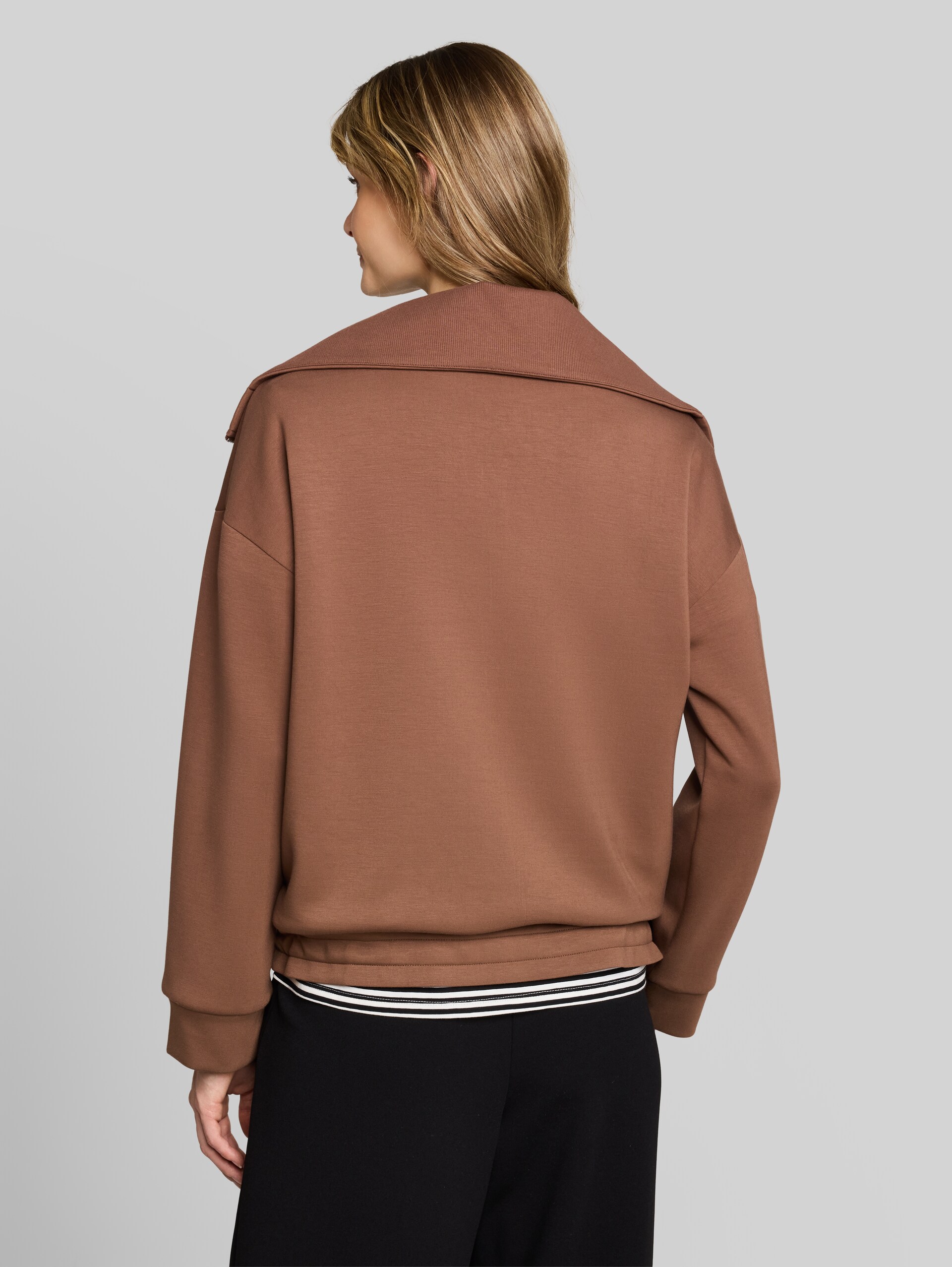 Troyer Sweatshirt aus Scuba - camel - Auschnitt Model-Rückansicht