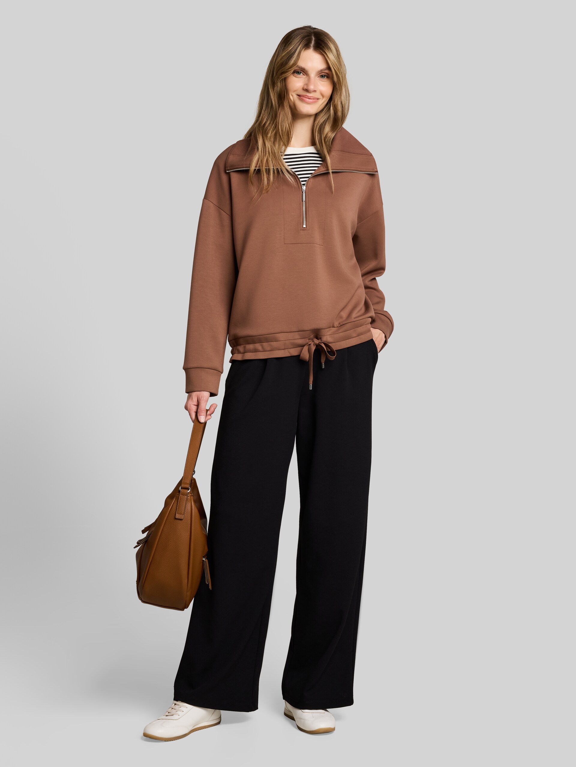 Troyer Sweatshirt aus Scuba - camel - Model-Vorderansicht