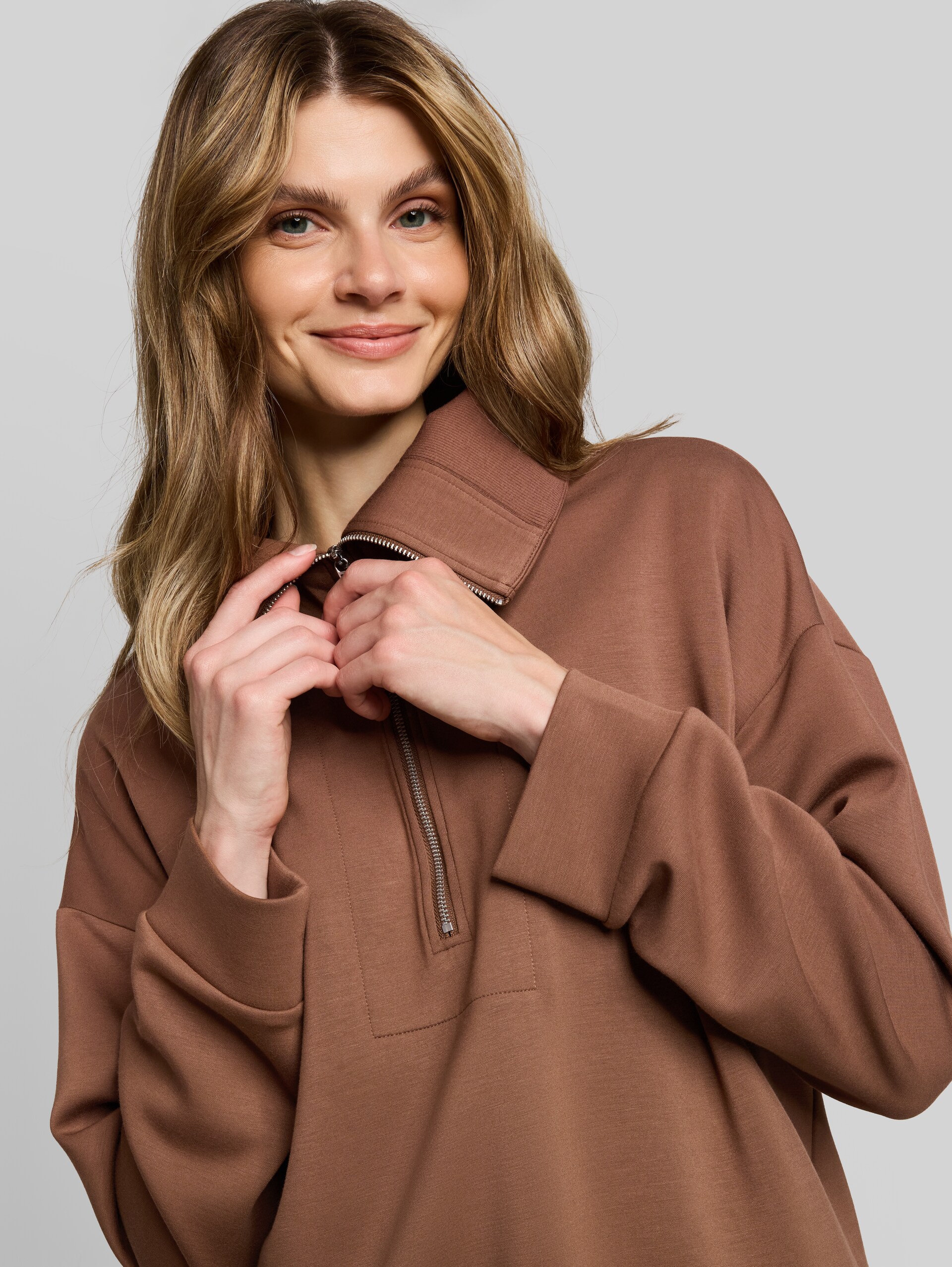 Troyer Sweatshirt aus Scuba - camel - Detail-Model-Ansicht