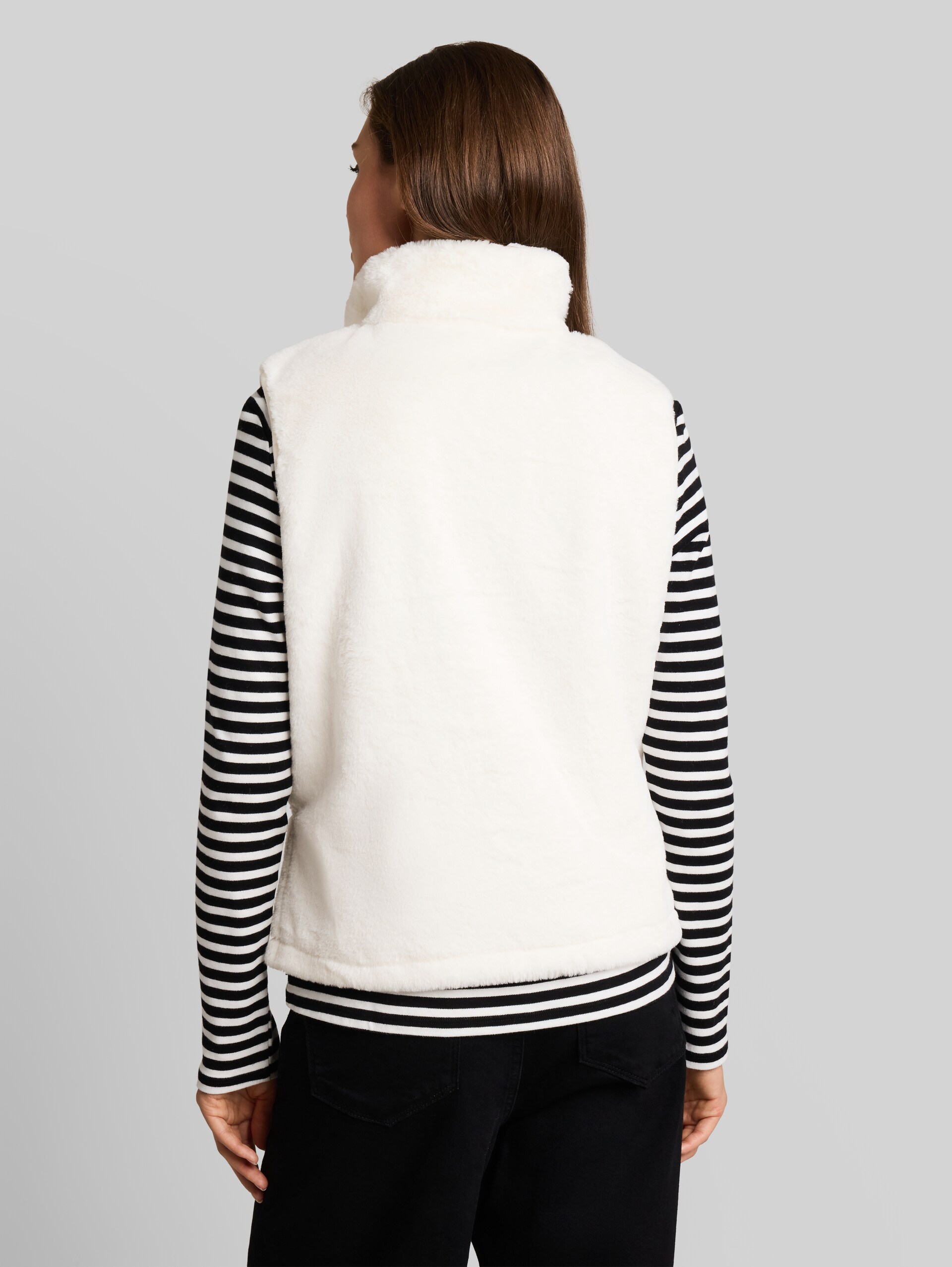 Gilet en fausse fourrure à col montant - Whisper White - Découpe Vue arrière du modèle