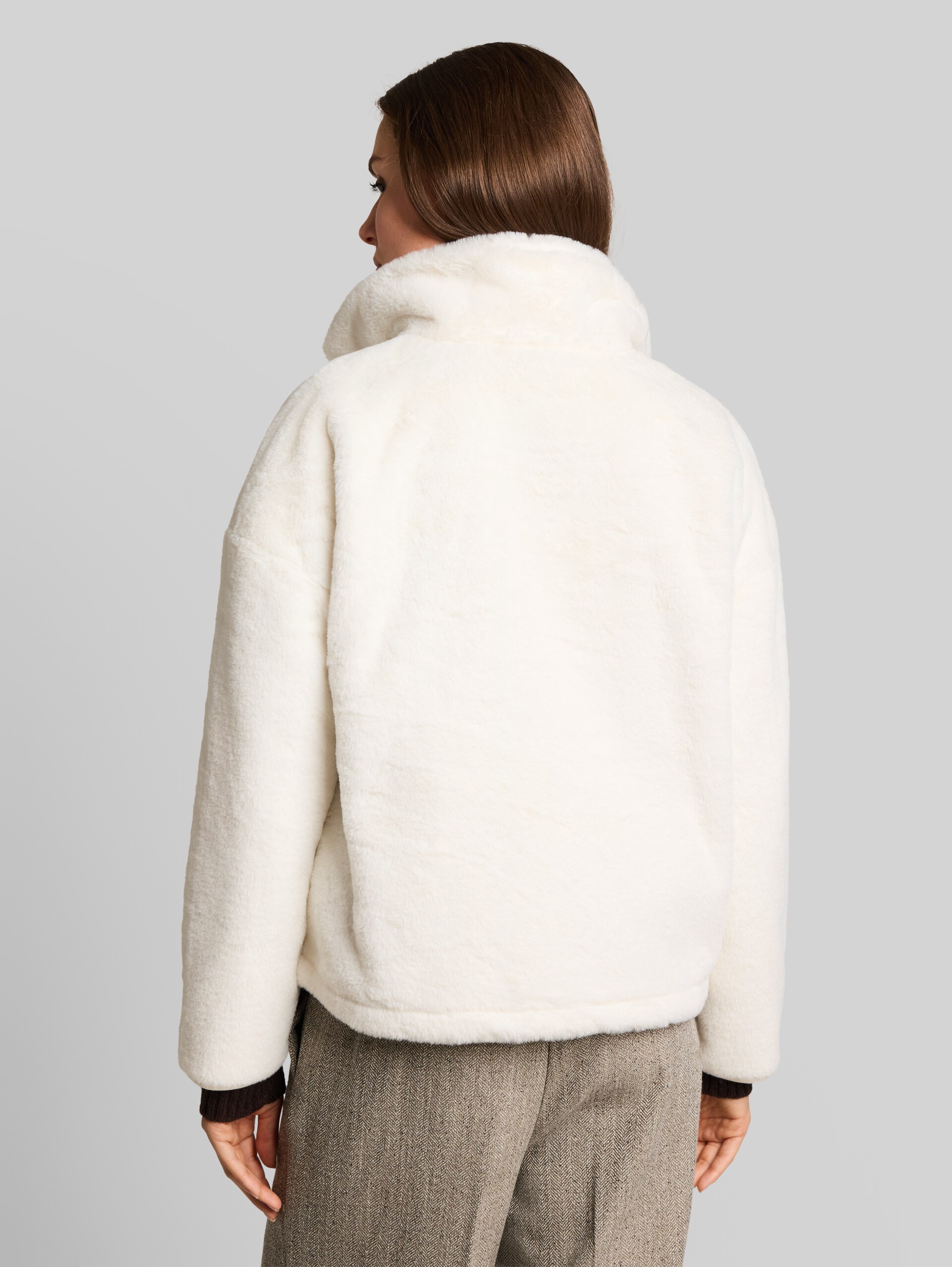Loose Fit Fake-Fur Jacke - Whisper White - Auschnitt Model-Rückansicht