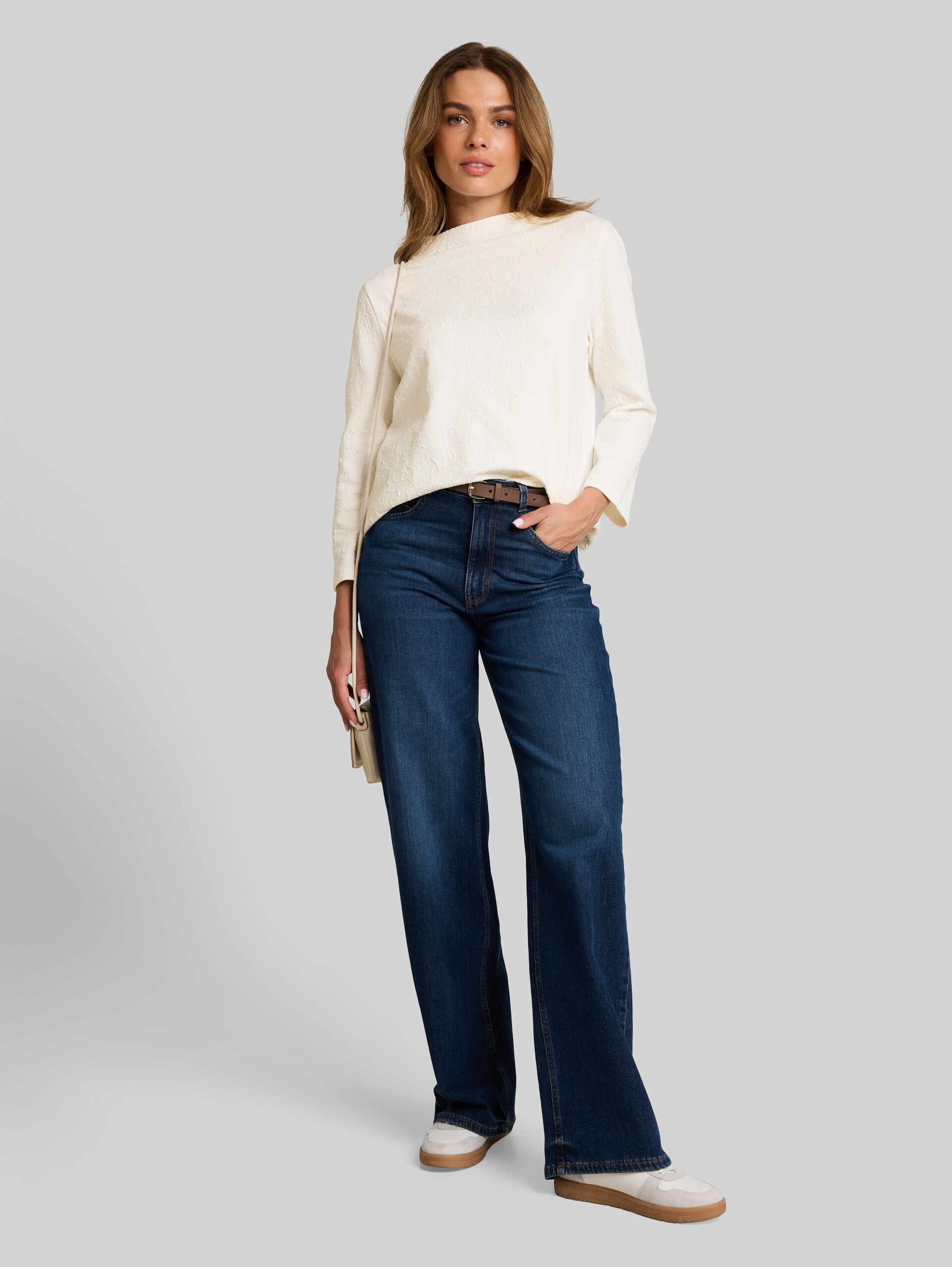 Jacquard sweatshirt with floral pattern - Whisper White - Neckline model-back view