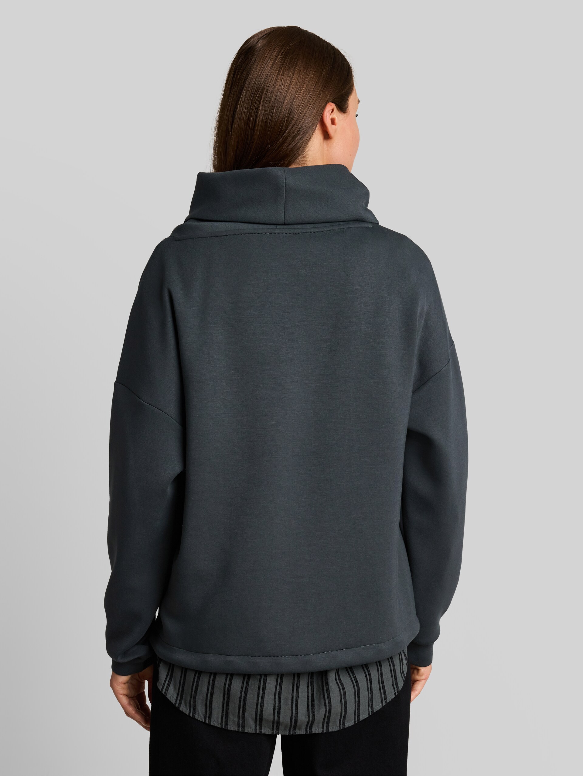 Sweat en scuba à col cascade - Darkest Olive - Découpe Vue arrière du modèle