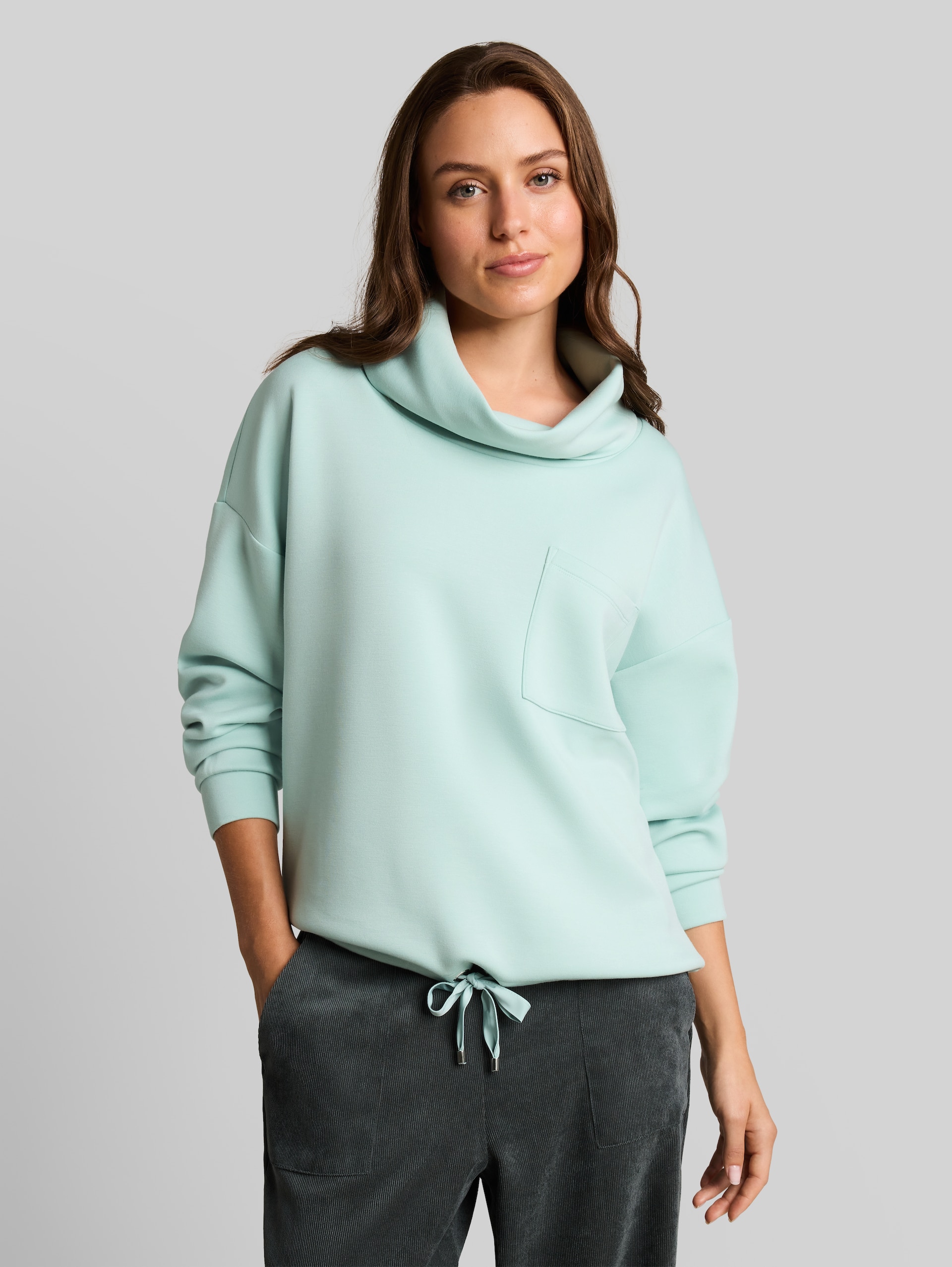 Scuba-sweatshirt met watervalkraag - dusty light green - Nek model vooraanzicht