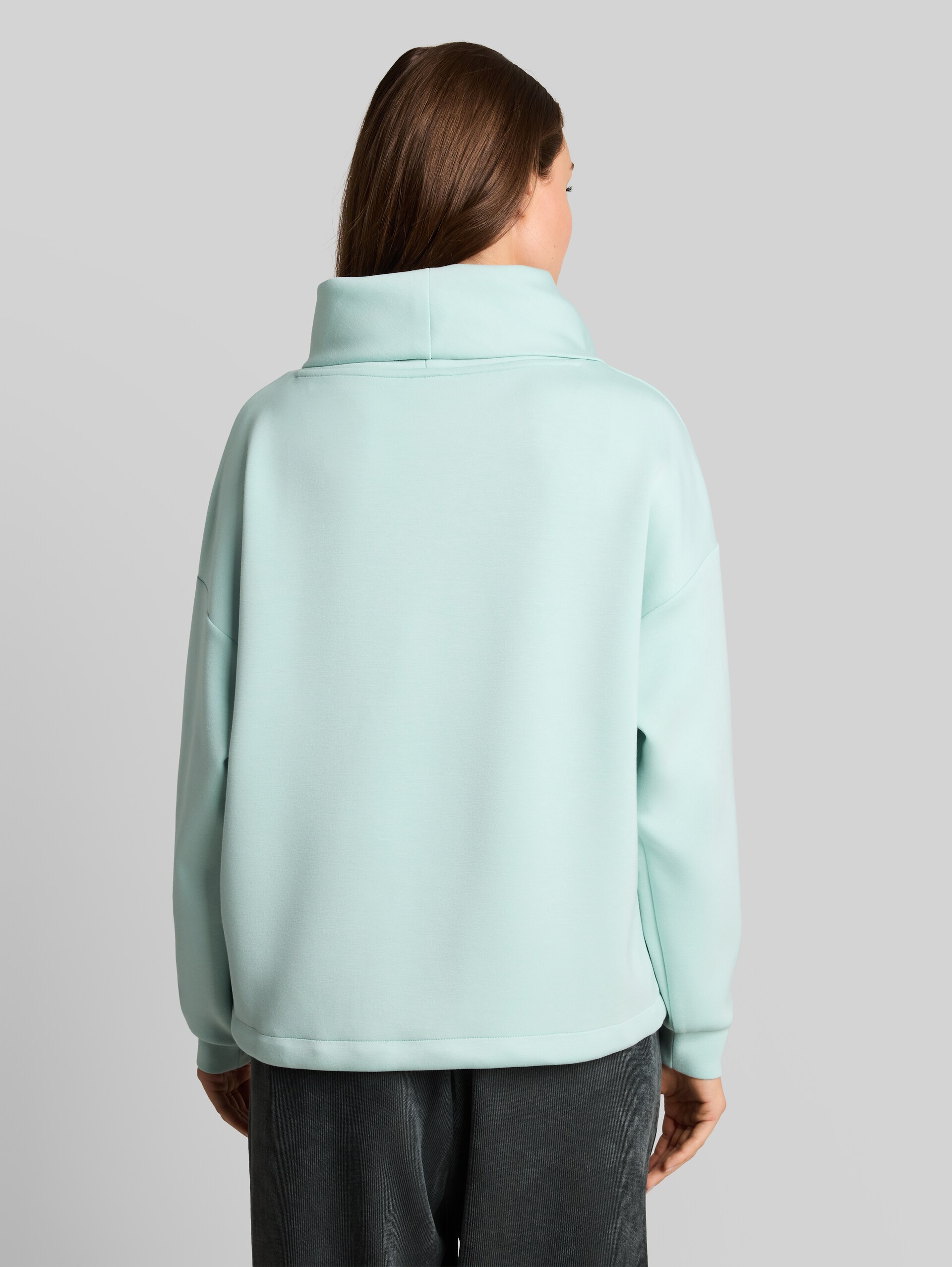 Scuba-sweatshirt met watervalkraag - dusty light green - Neklijn model-achteraanzicht