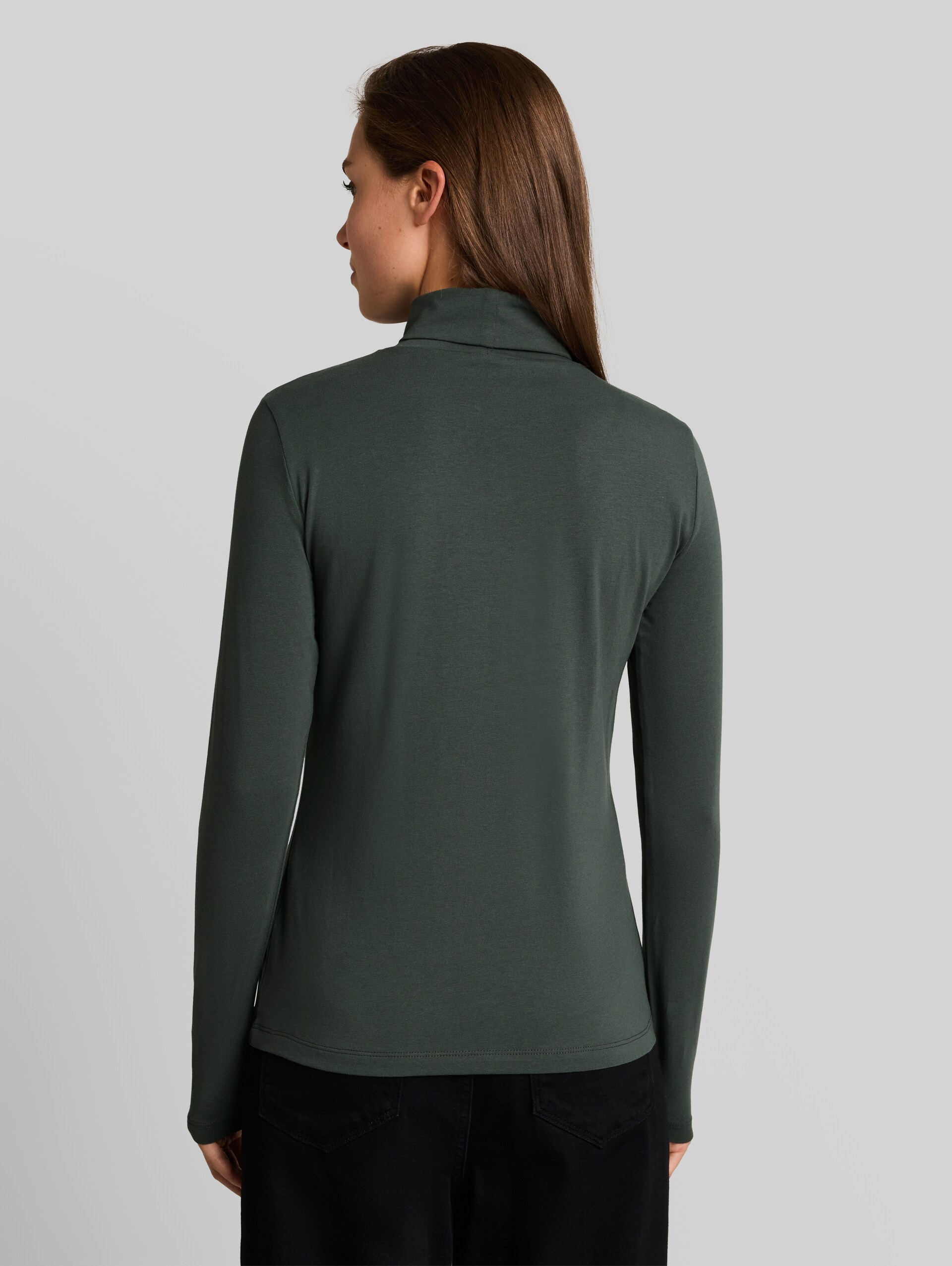 Basic Rollkragenshirt - Darkest Olive - Auschnitt Model-Rückansicht