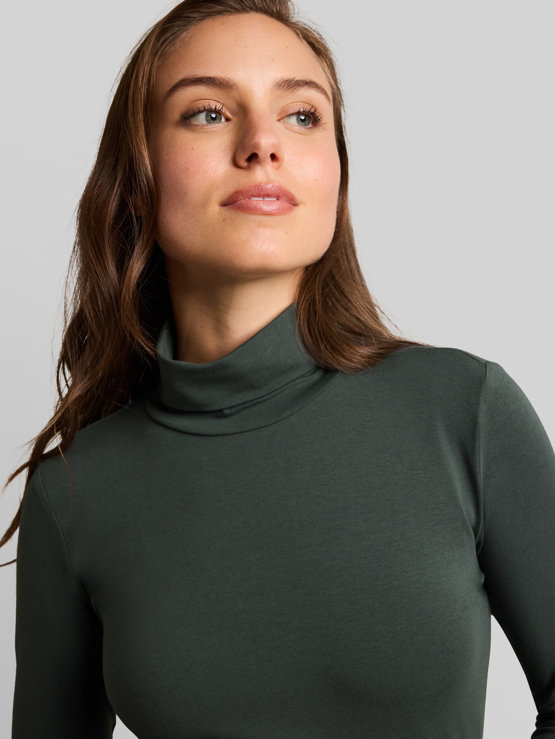 Basic Rollkragenshirt - Darkest Olive - Detail-Model-Ansicht