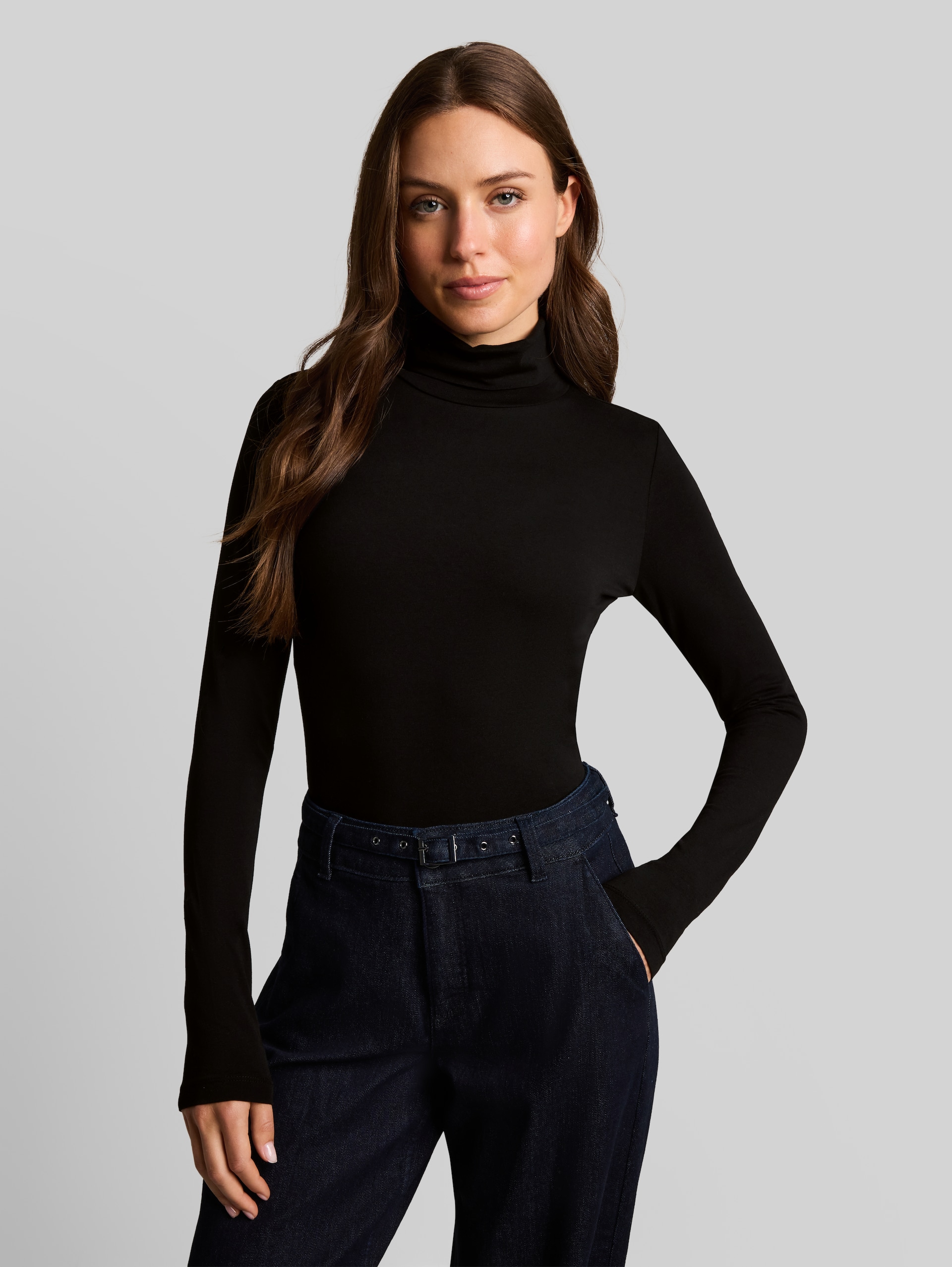 Basic Rollkragenshirt - deep black - Ausschnitt Model-Vorderansicht
