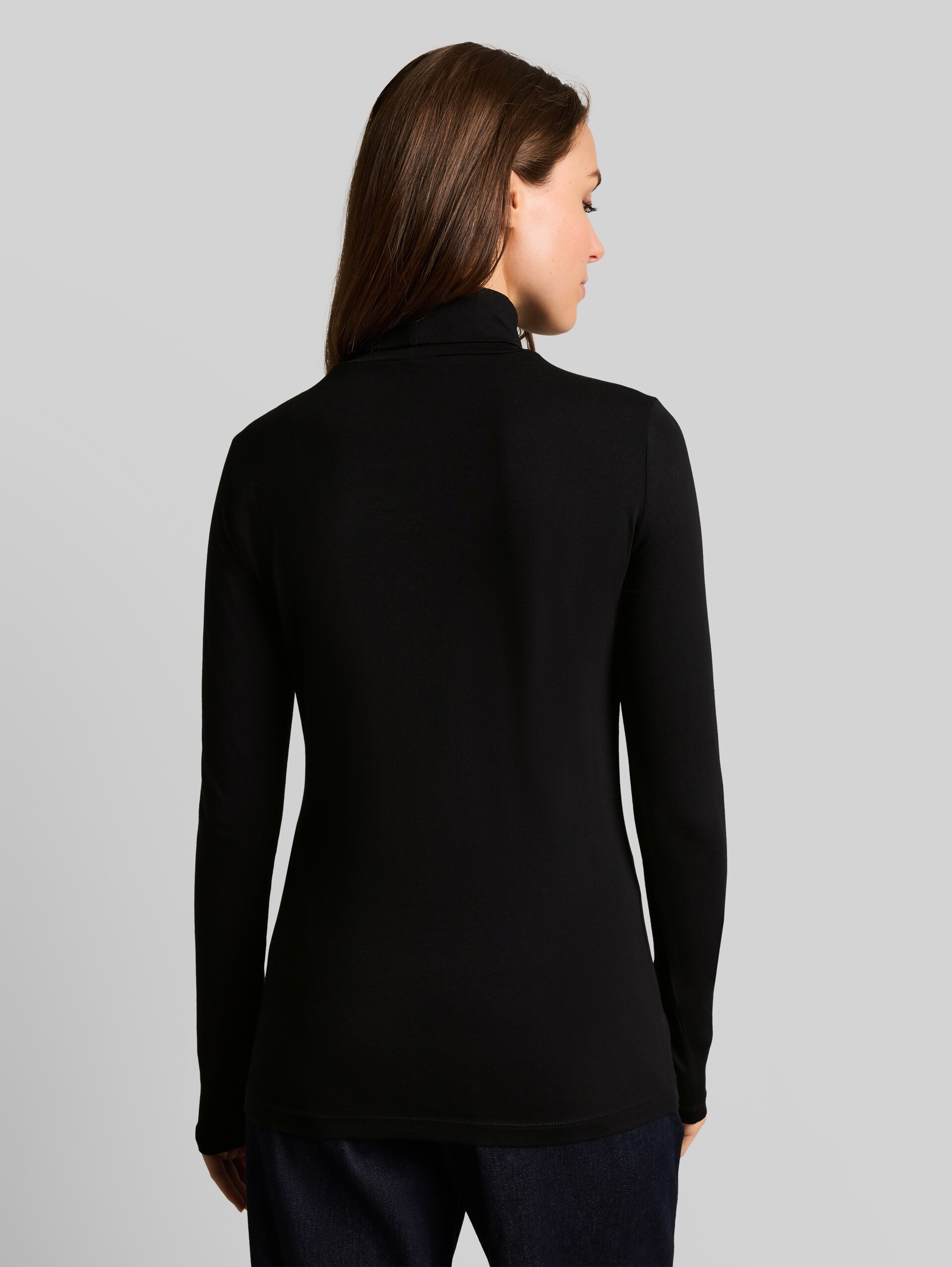 Basic Rollkragenshirt - deep black - Auschnitt Model-Rückansicht