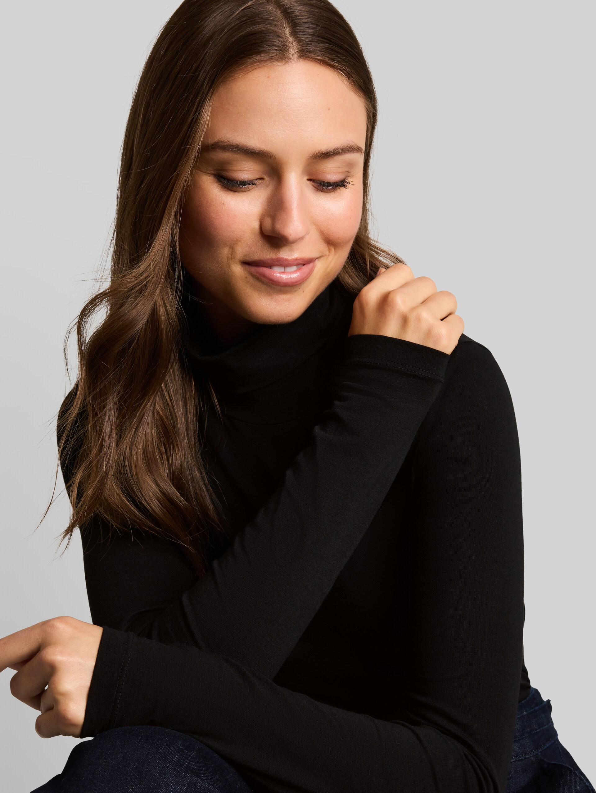 Basic Rollkragenshirt - deep black - Detail-Model-Ansicht