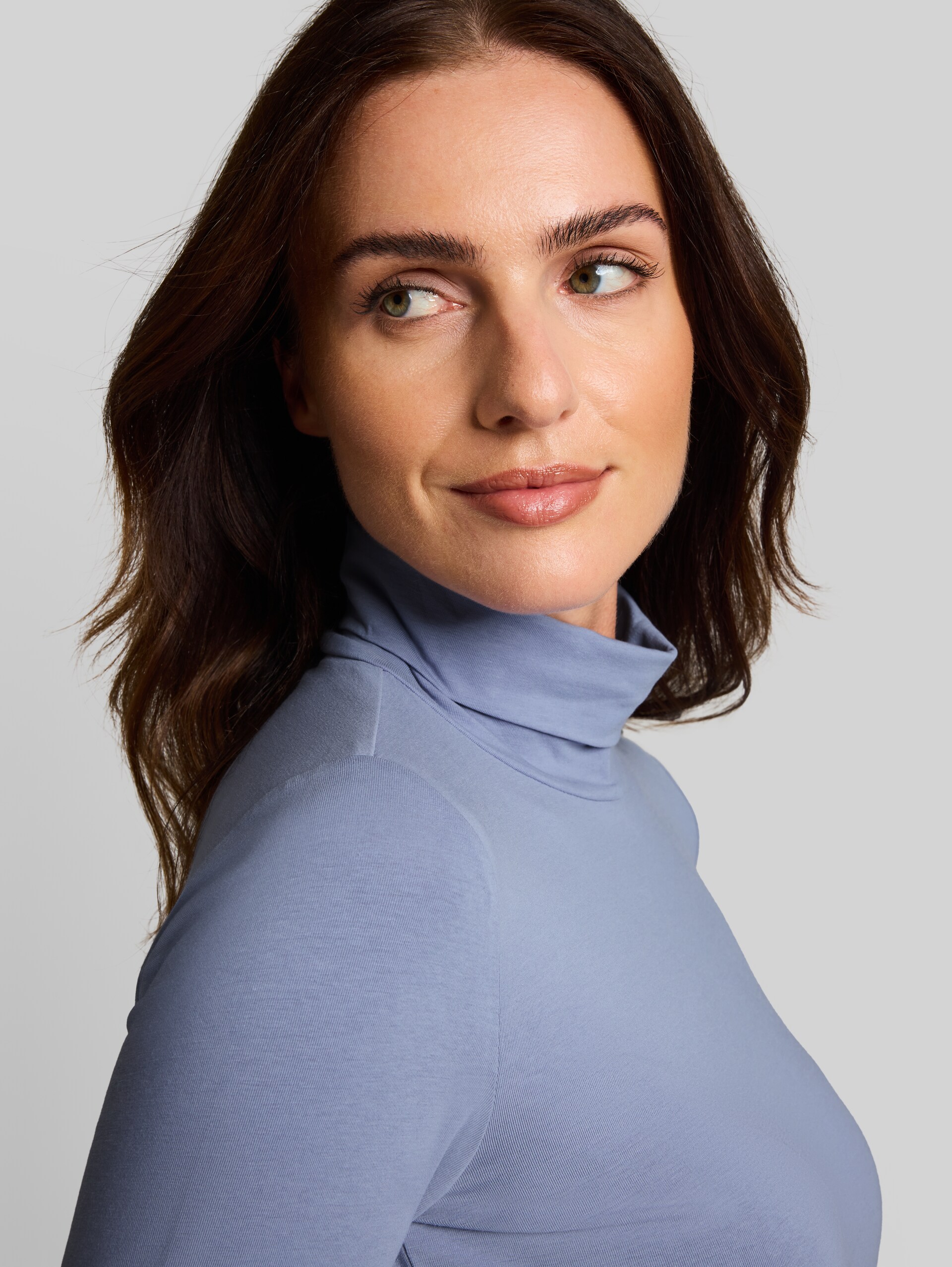Basic shirt met col - fern blue - Detailaanzicht model
