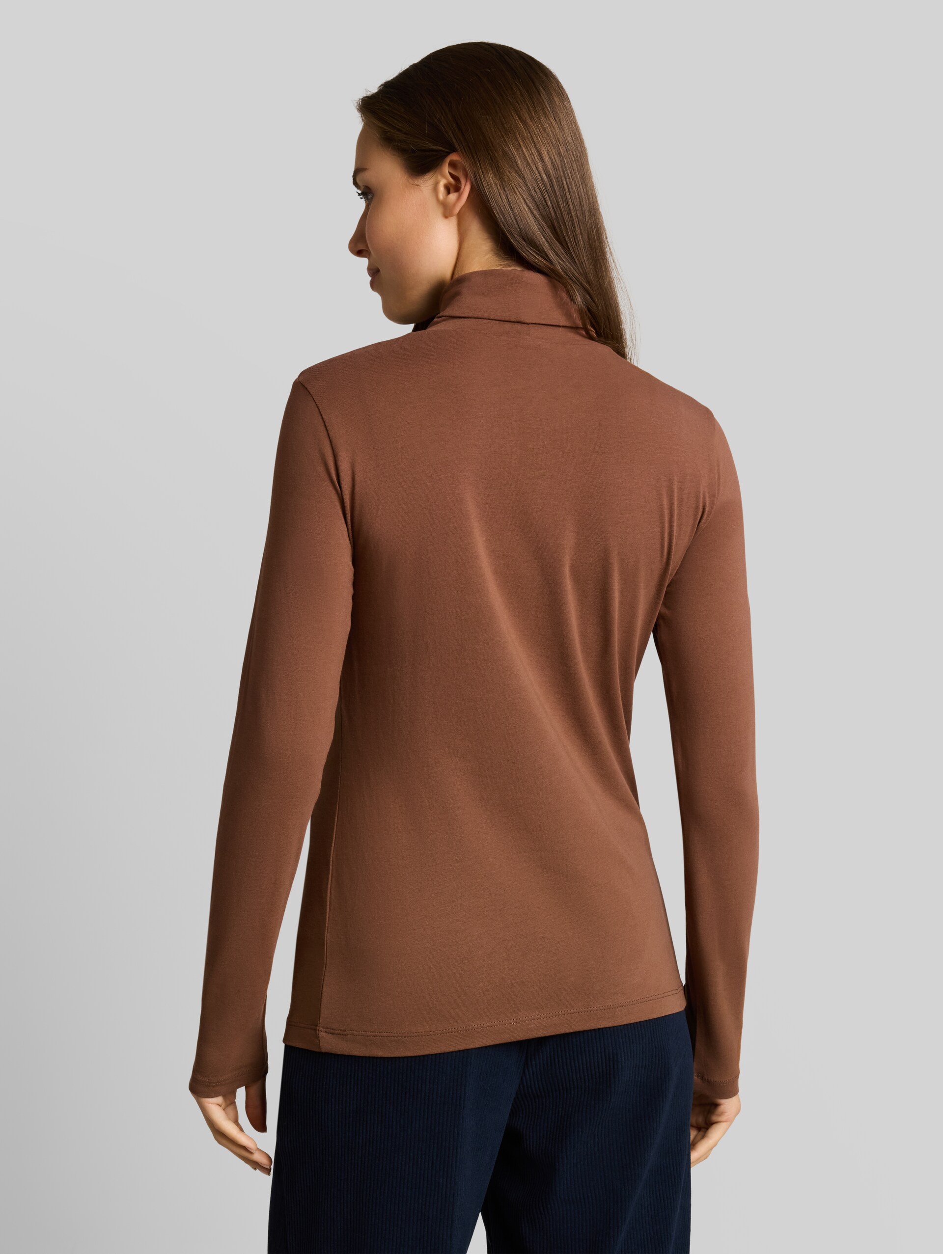 Basic Rollkragenshirt - camel - Auschnitt Model-Rückansicht