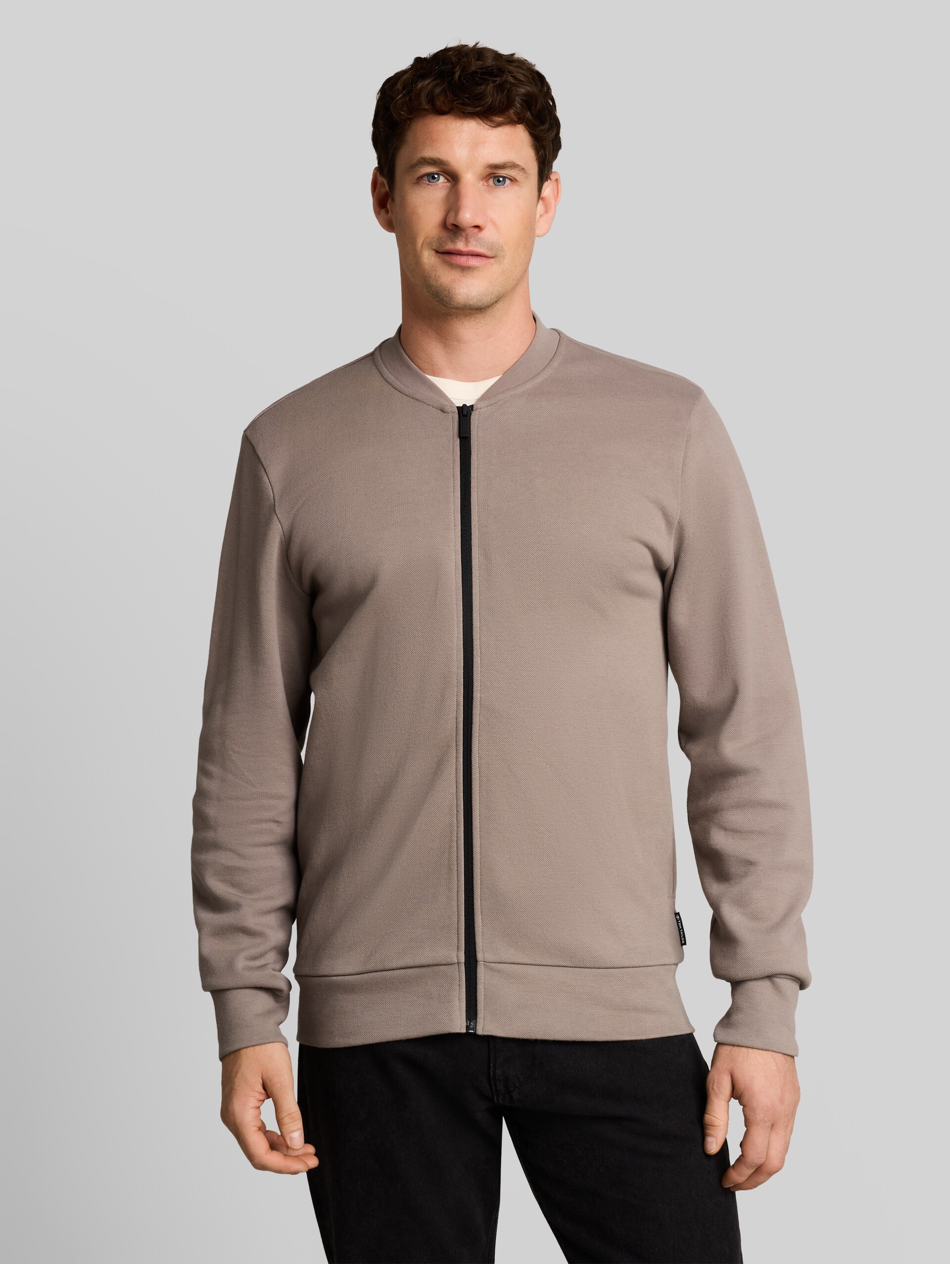 Sweat à capuche avec col bomber - Driftwood Taupe - Découpe Vue de face du modèle